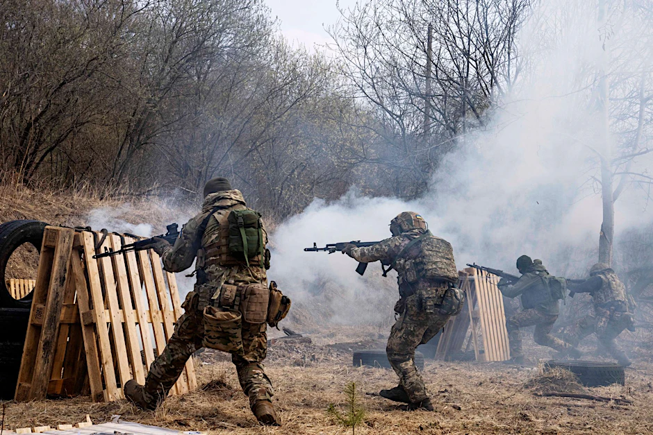 Ukrainische Soldaten bei einer Übung nahe Lwiw.