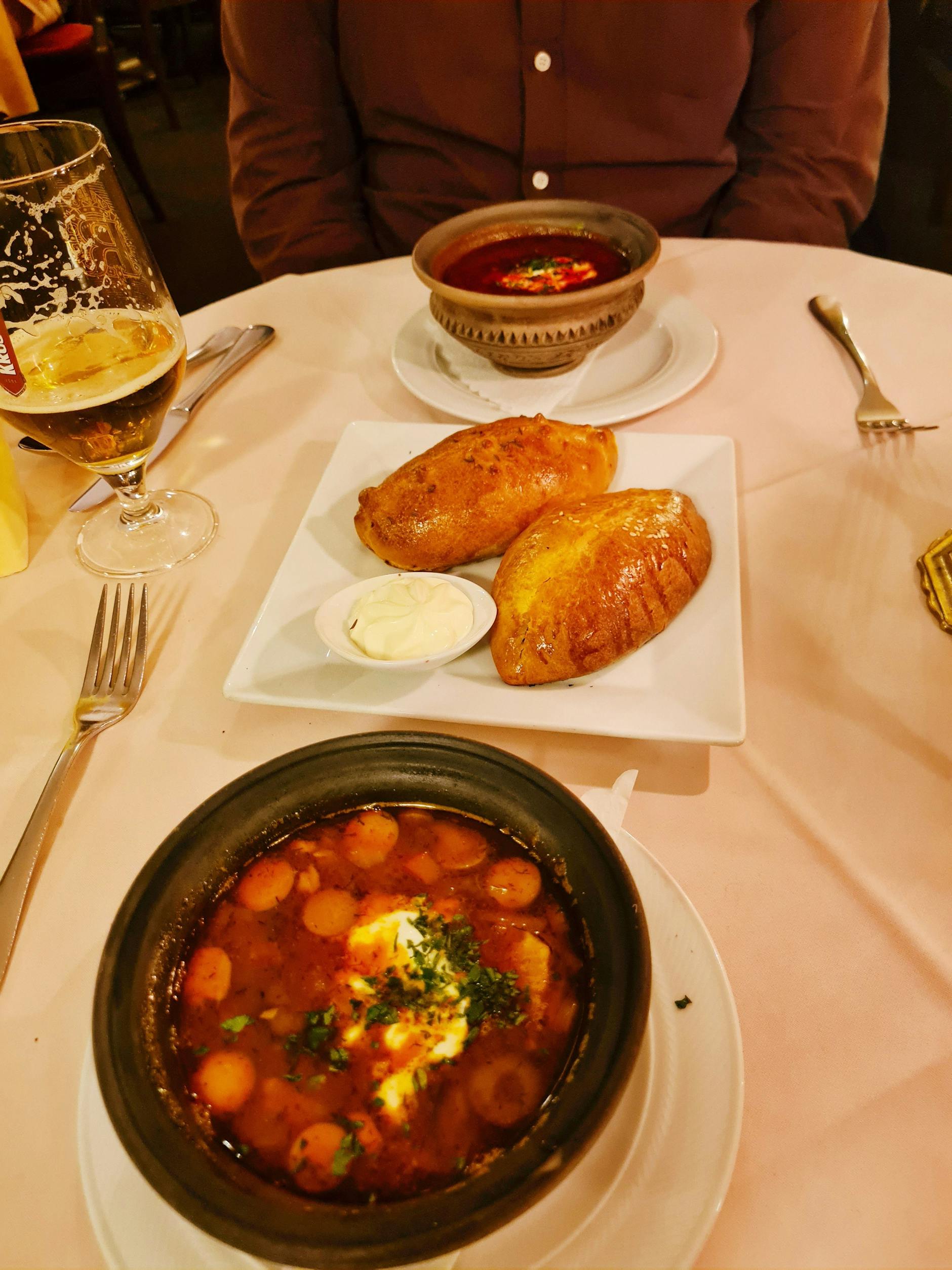 Soljanka (vorne) und Borschtsch-Ukrainskij (hinten)