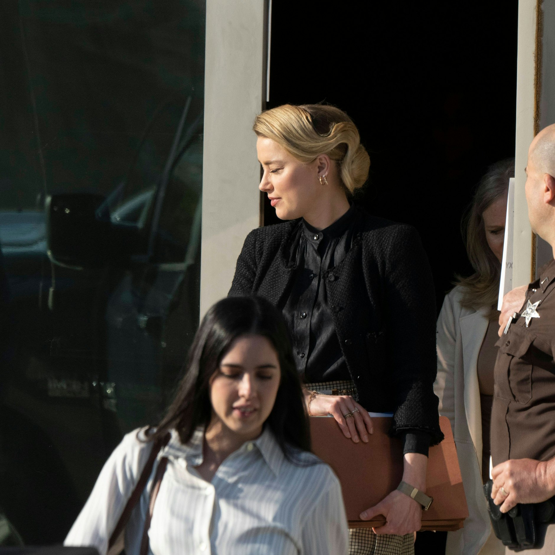 Amber Heard kommt aus dem Gerichtsgebäude in Fairfac (US-Bundesstaat Virginia).