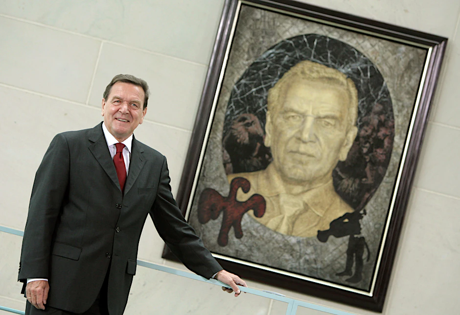 Der frühere Bundeskanzler Gerhard Schröder 2007 im Bundeskanzleramt neben dem Kanzler-Porträt von Jörg Immendorff.