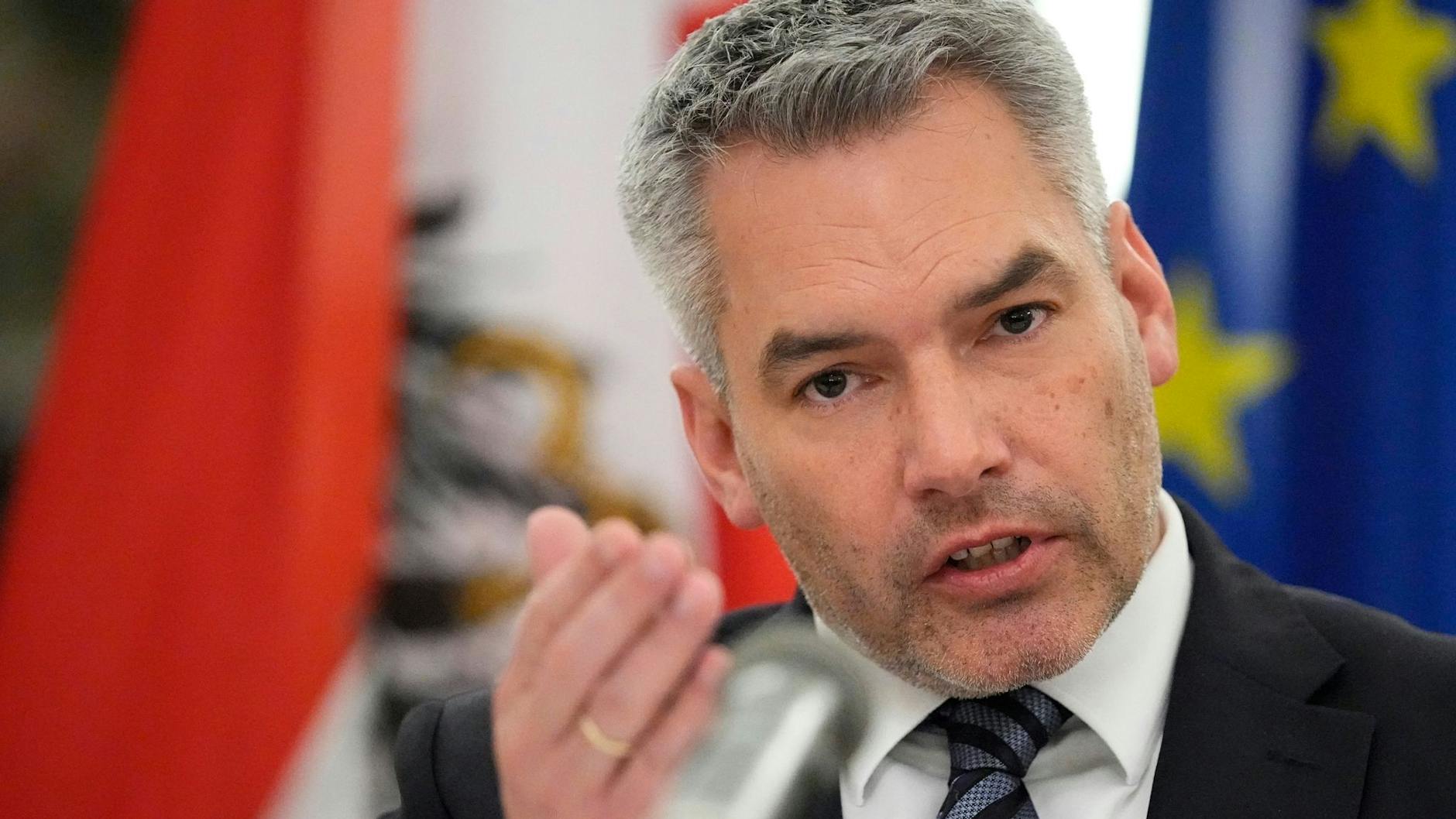 Österreichs Kanzler Nehammer hat sich als erster EU-Regierungschef seit Kriegsbeginn mit dem russischen Präsidenten Putin getroffen.