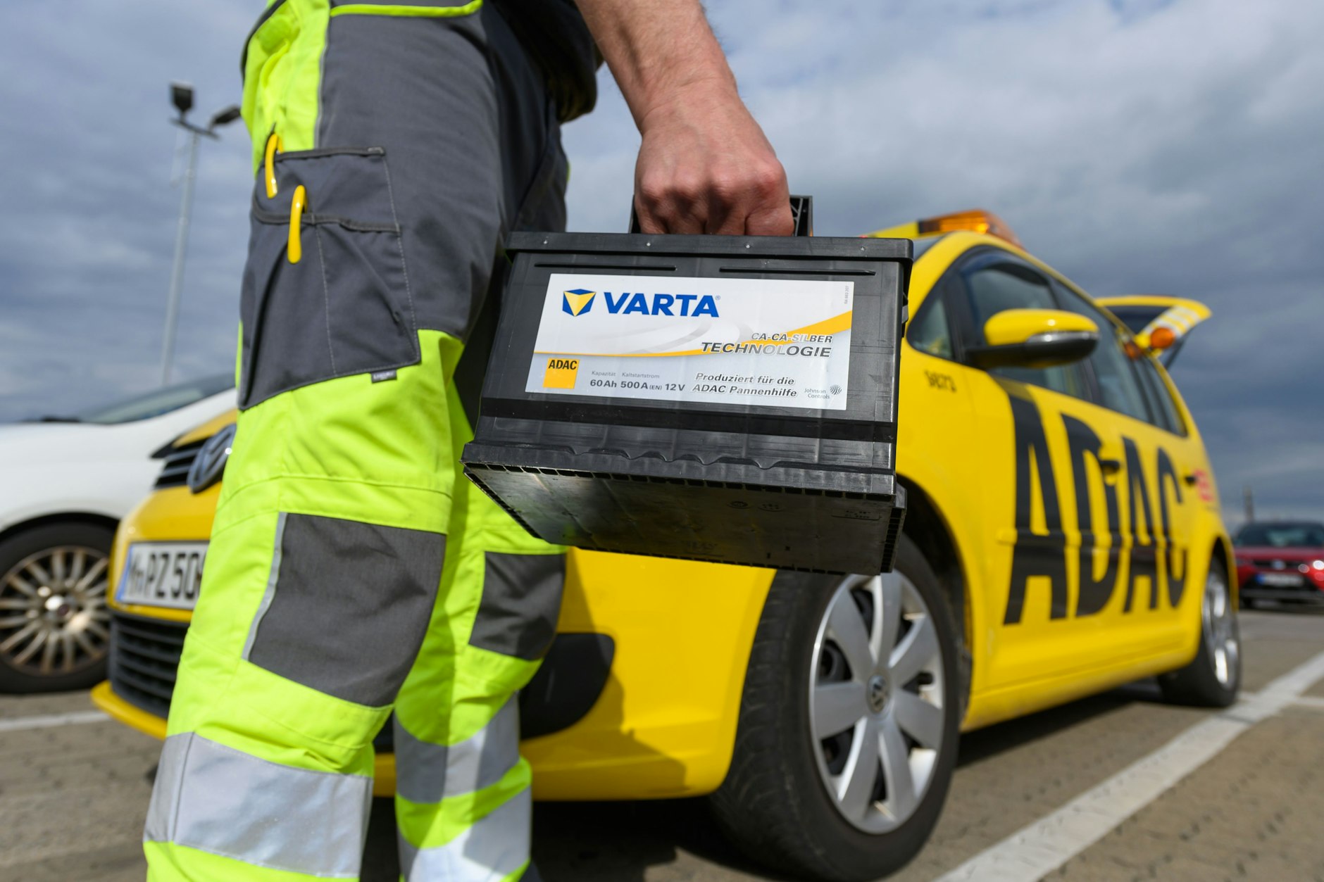 Ein Pannenhelfer der ADAC-Straßenwacht