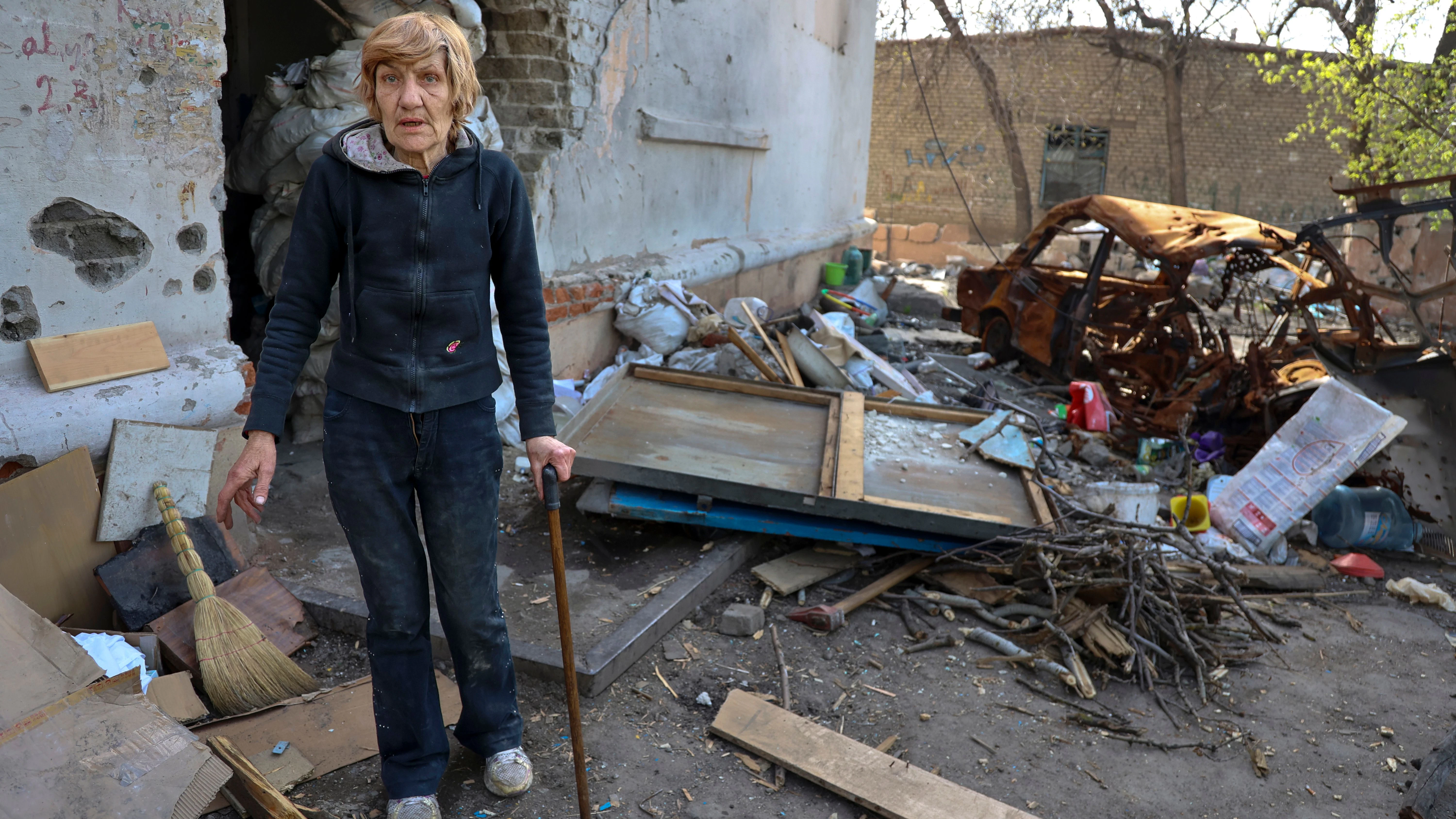 Eine Einheimische steht in der Nähe eines beschädigten Wohnhauses, das bei schweren Kämpfen in einem von den von Russland unterstützten Separatisten kontrollierten Gebiet in Mariupol, Ukraine, beschädigt wurde. 