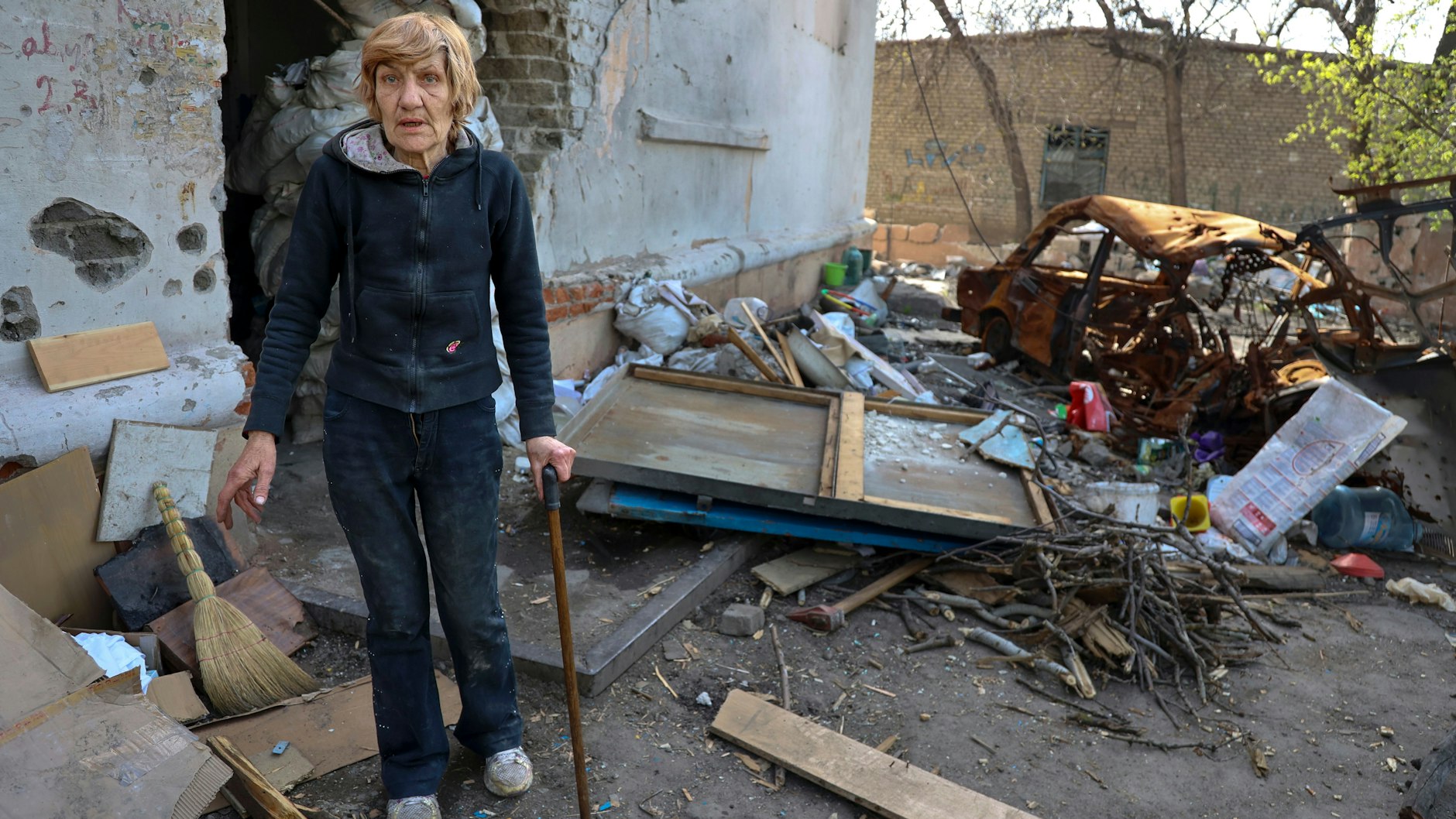 Eine Einheimische steht in der Nähe eines beschädigten Wohnhauses, das bei schweren Kämpfen in einem von den von Russland unterstützten Separatisten kontrollierten Gebiet in Mariupol, Ukraine, beschädigt wurde. 