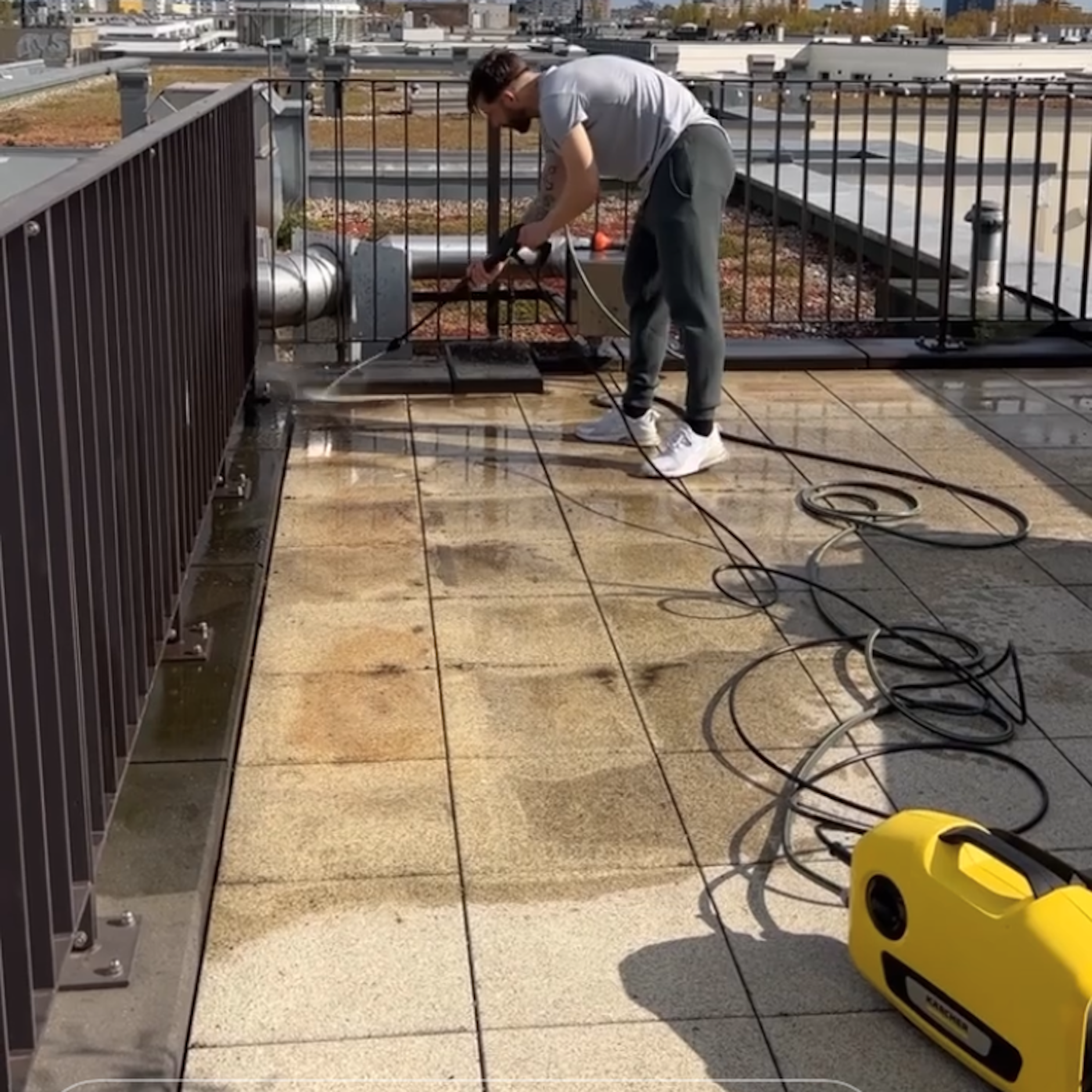Marvin Plattenhardt beim Frühjahrsputz auf dem Balkon: Mit dem Kärcher-Dampfstrahler in der Hand.