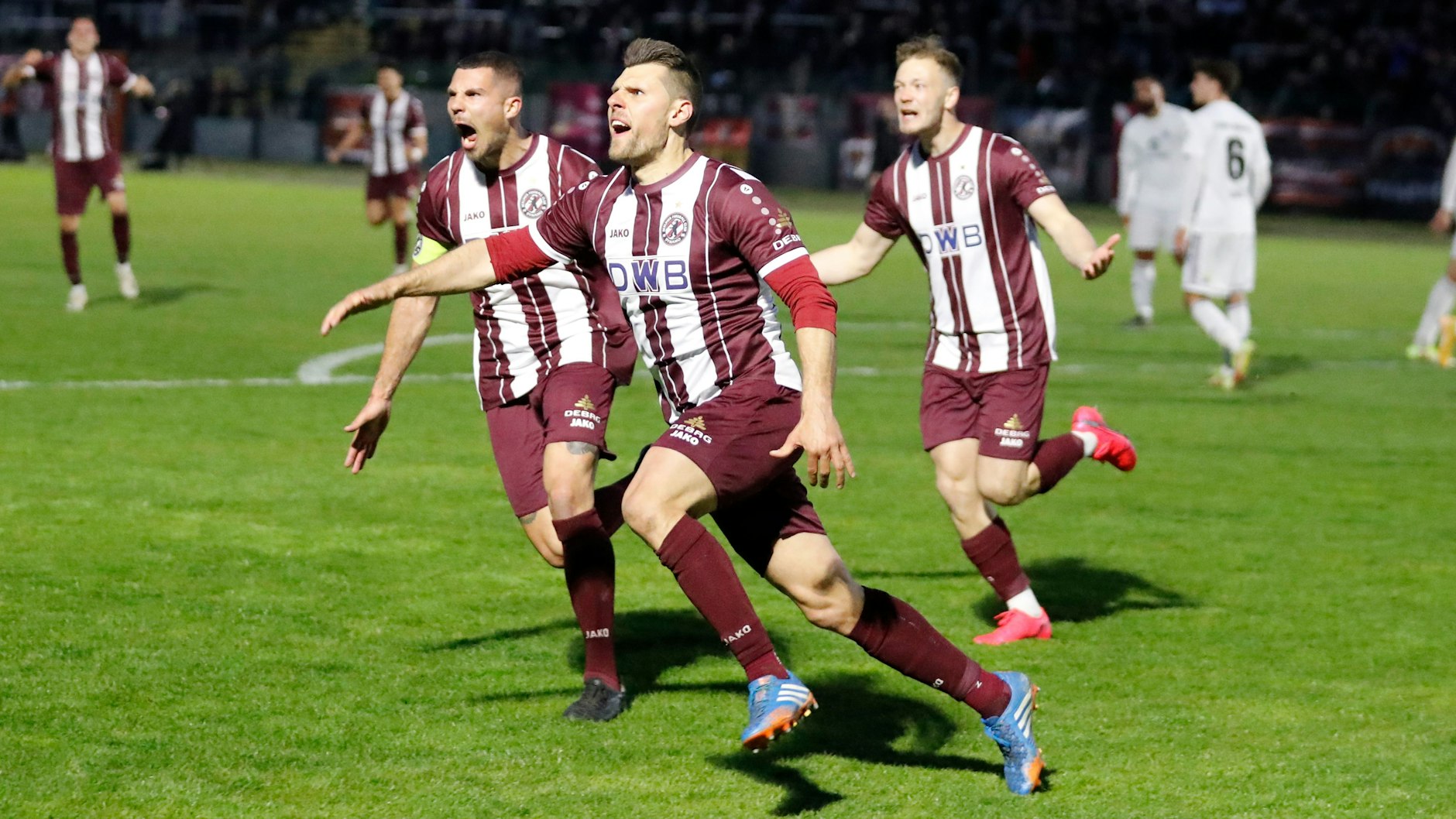 Die BFC-Spieler Niklas Brandt, Max Klump und Andreas Pollasch bejubeln ein wichtiges Tor, das sie dem Meistertitel in der Regionalliga-Nordost näher gebracht hat.