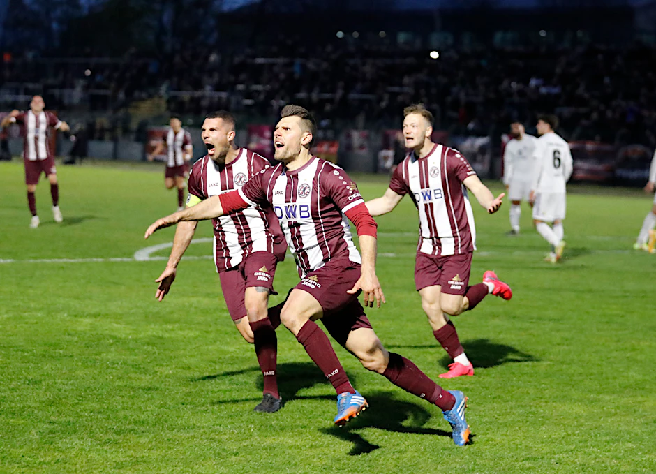 Die BFC-Spieler Niklas Brandt, Max Klump und Andreas Pollasch bejubeln ein wichtiges Tor, das sie dem Meistertitel in der Regionalliga-Nordost näher gebracht hat.