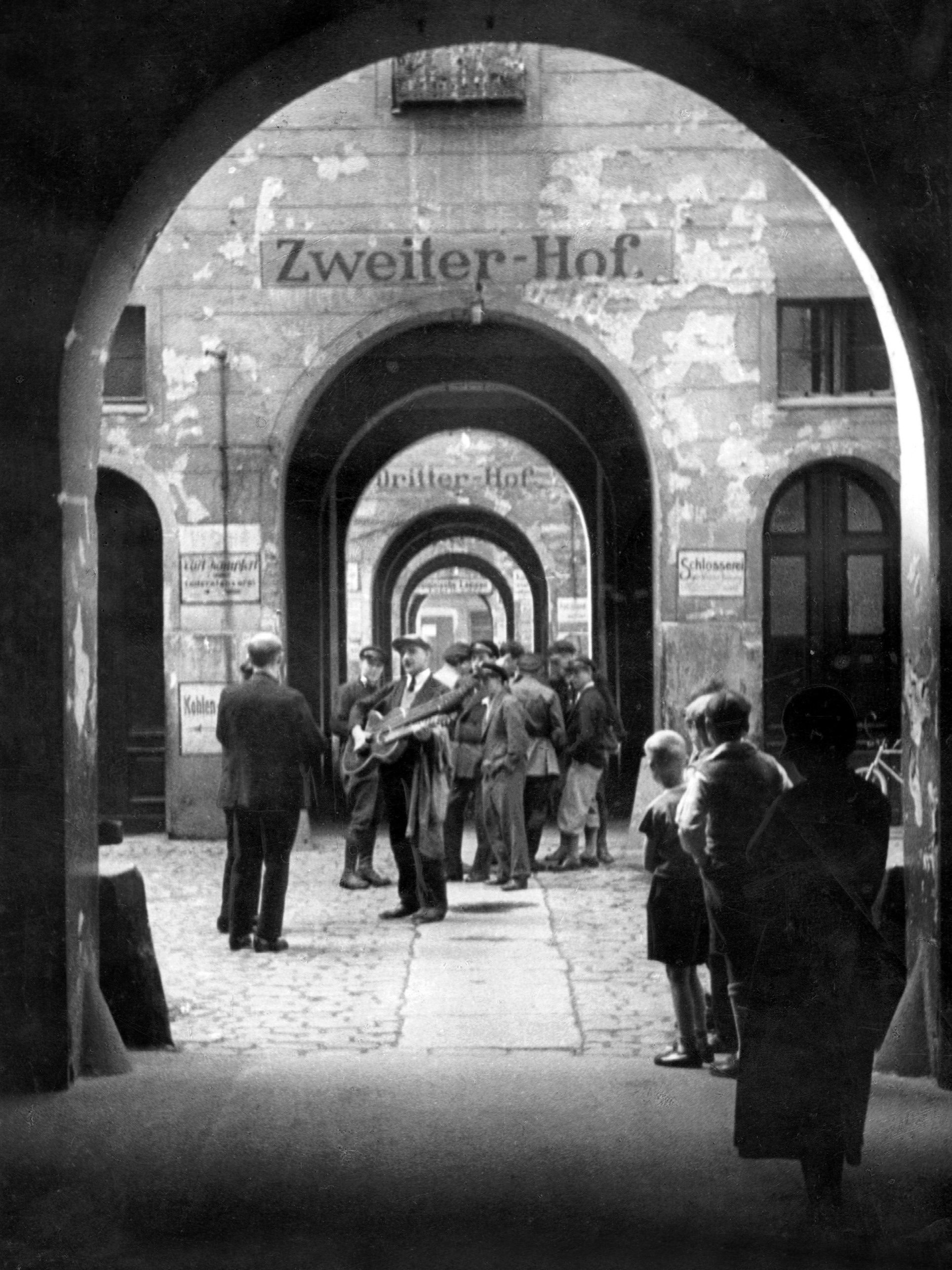 Meyers Hof in der Ackerstraße 132/133 in Wedding gilt als Inbegriff der Mietskaserne: sechs Hinterhöfe, in denen auch mal Musiker aufspielen (hier 1932), 257 Wohnungen, in denen zeitweise 2100 Menschen lebten. Der letzte Block wurde 1972 gesprengt.