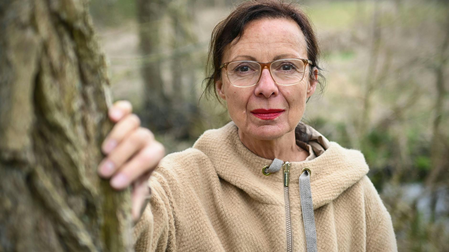 Die Kämpferin: Heidemarie Schroeder auf ihrem Grundstück, etwa drei Kilometer von der Tesla-Fabrik entfernt.