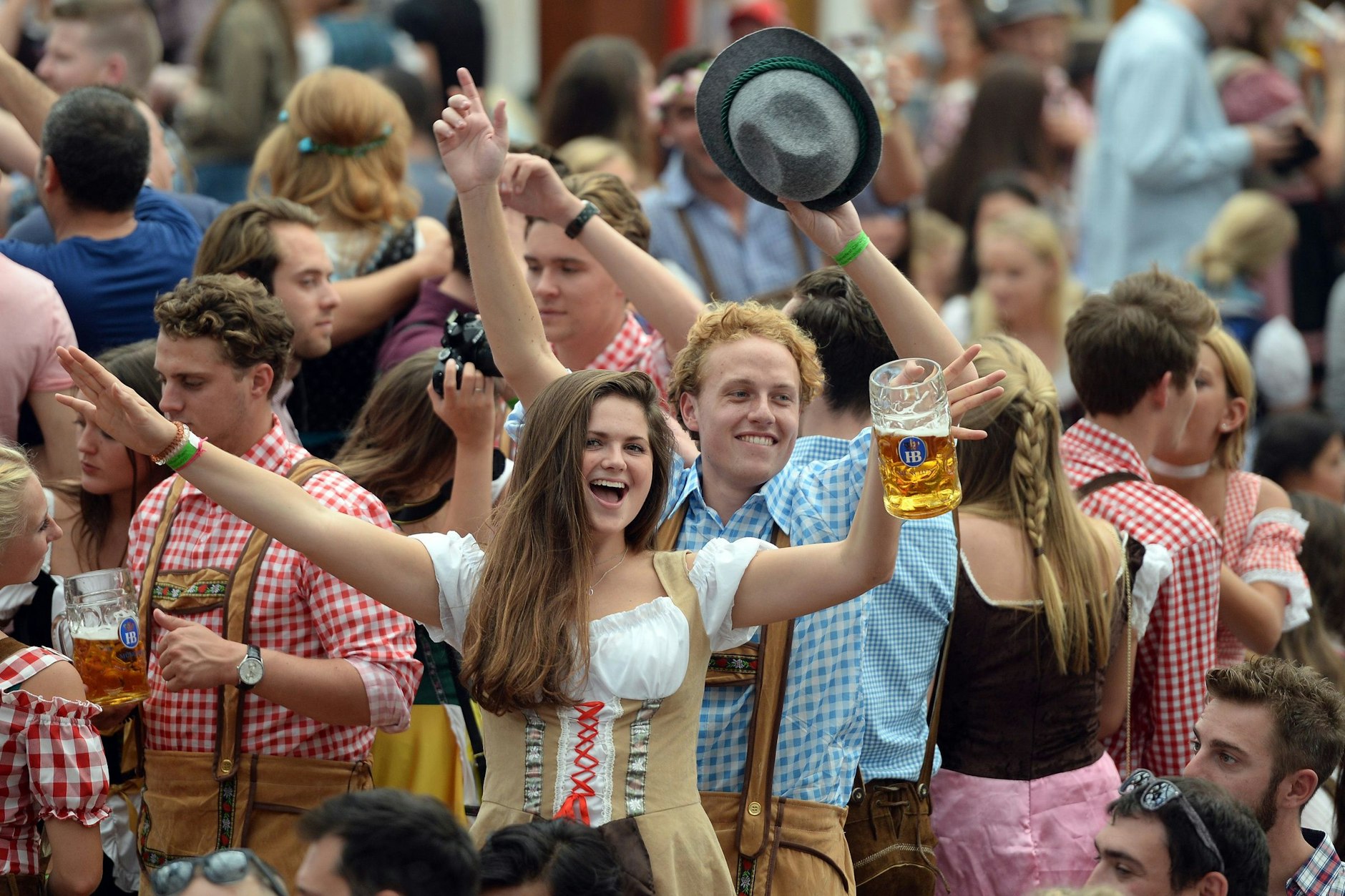 Wiesn-Besucher feiern im Hofbräuzelt auf dem Oktoberfest. Online-Händler versuchen Kasse zu machen.