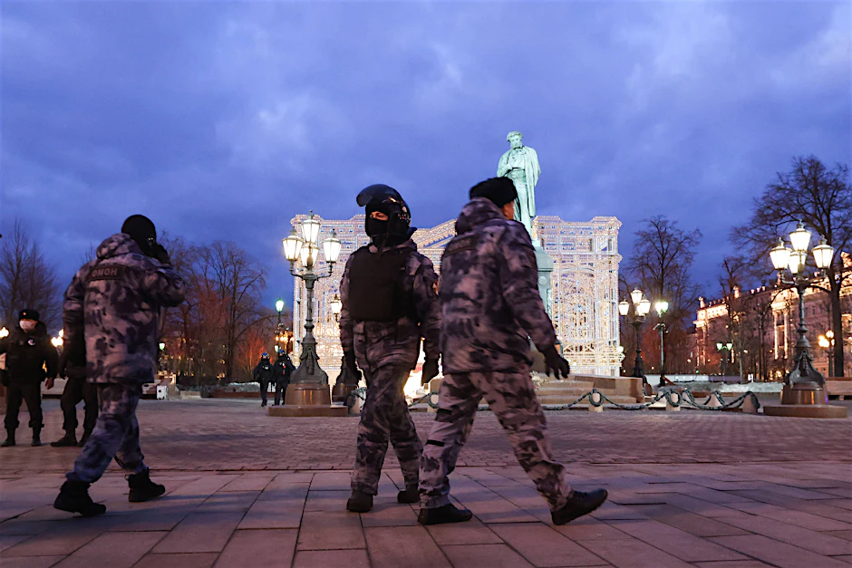 Russische Polizisten laufen in Moskau Streife (Symbolbild). Die Ermittlungsbehörden dort haben mehrere mysteriöse Todesfälle wohlhabender Familien als erweiterte Suizide eingestuft.