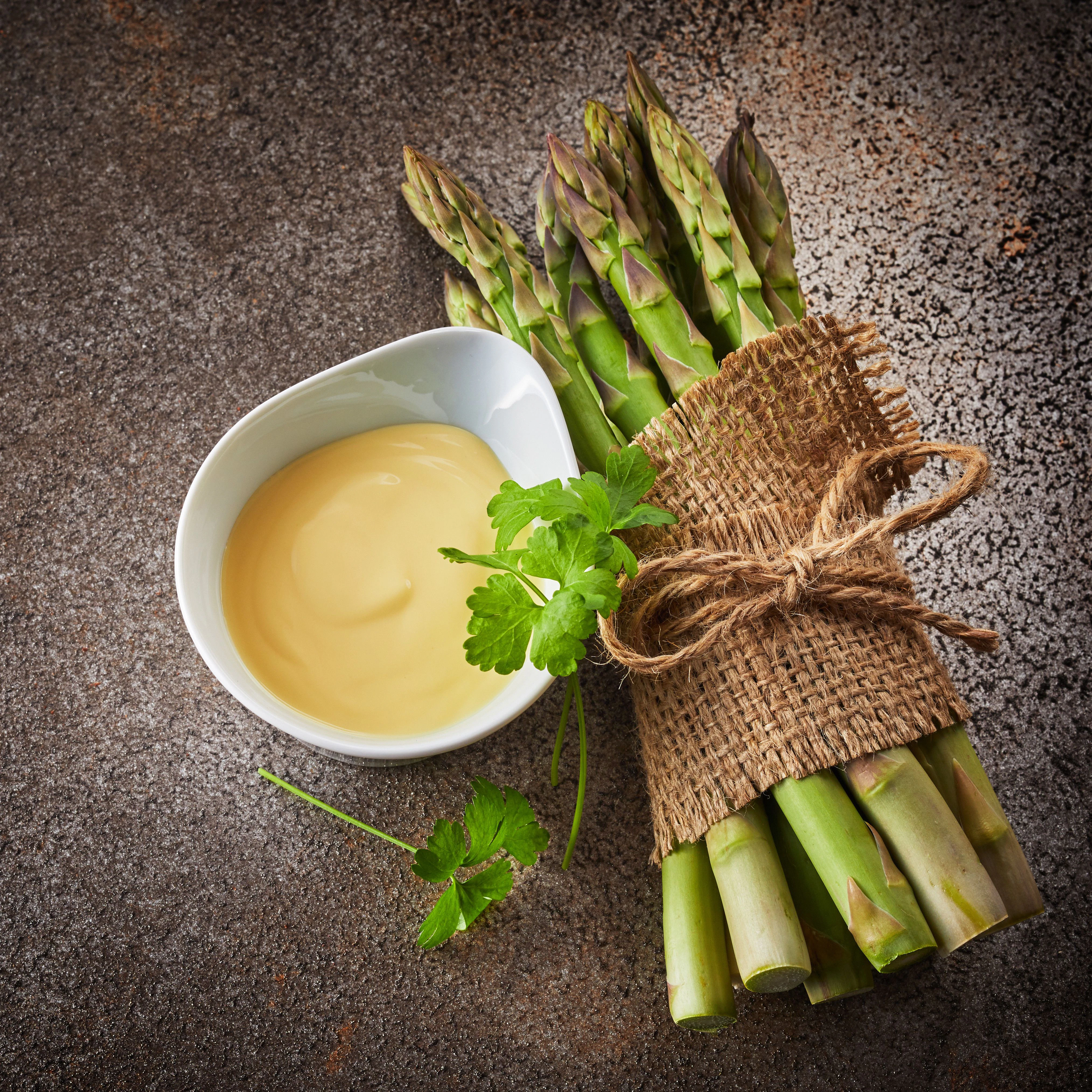 Die Sauce schmeckt auch zu grünem Spargel. 