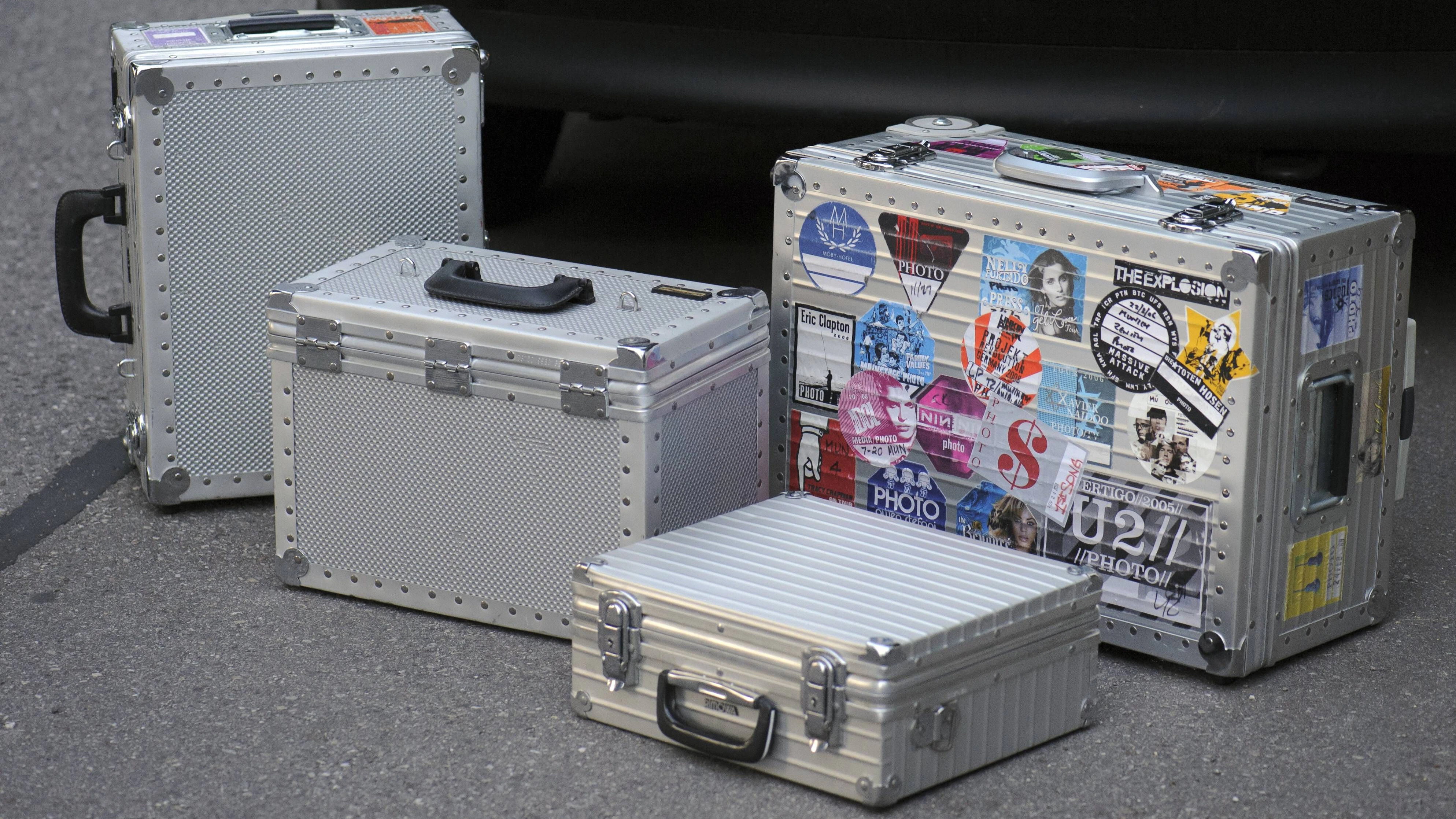 Rimowa Spezialkoffer sind beliebt in der Kreativbranche und werden gerne mit Aufklebern verziert.