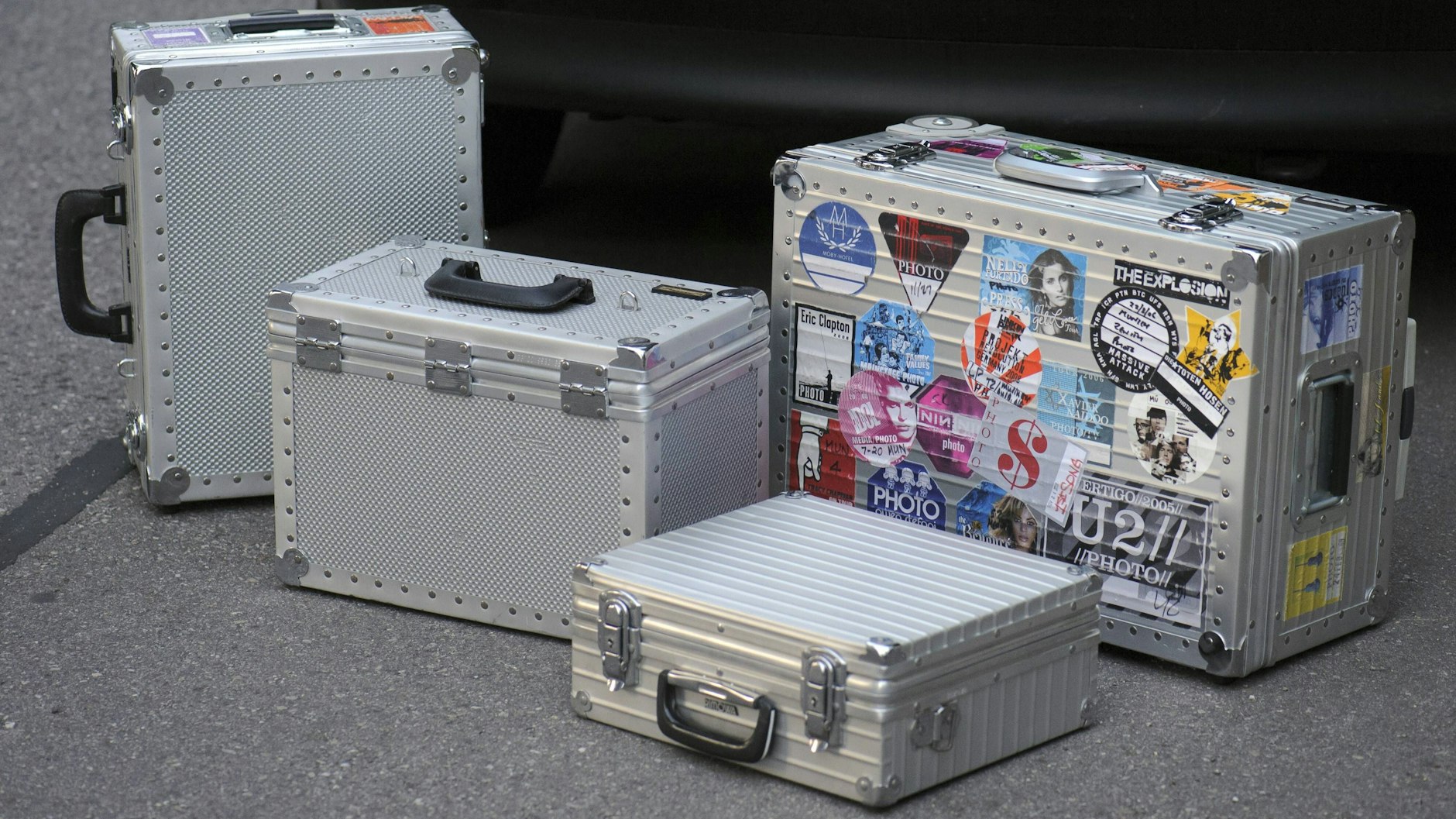 Rimowa Spezialkoffer sind beliebt in der Kreativbranche und werden gerne mit Aufklebern verziert.