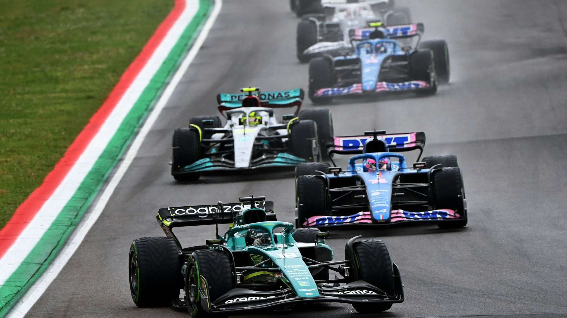 Lewis Hamilton rieb sich beim Formel-1-Rennen in Imola im Mittelfeld auf. Sein Mercedes-Kollege George Russell wurde dagegen in Italien vierter.