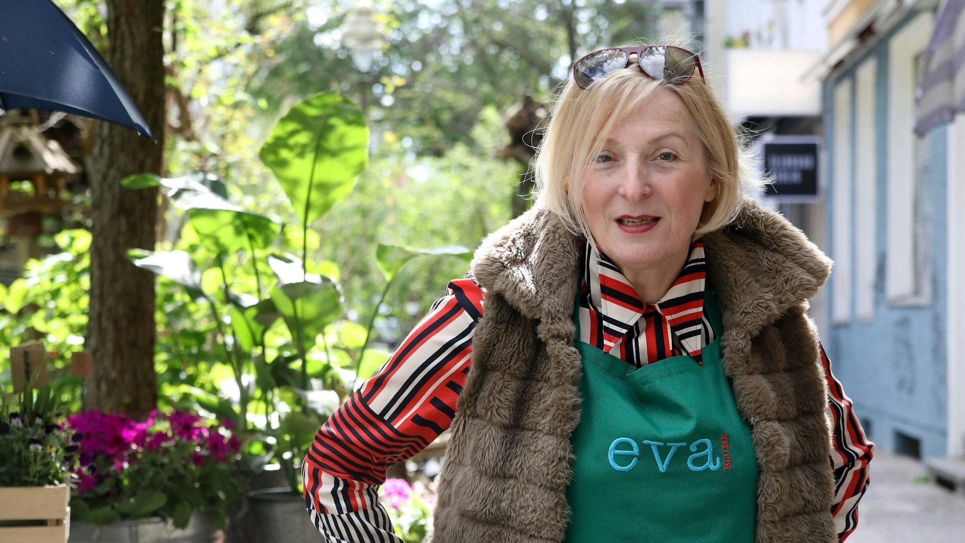 Eva (60) führt einen Blumenladen und schaut geduldig, wie das Experiment wächst und welche Früchte es trägt.