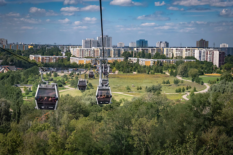 Auch das ist der Bezirk Marzahn-Hellersdorf: Eine Seilbahn überquert die „Gärten der Welt“. Das Erholungsgebiet wurde 1987 angelegt.
