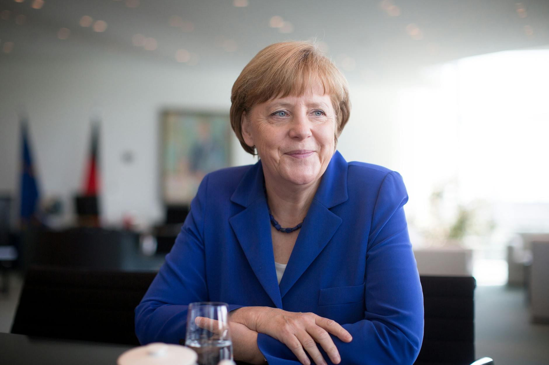 Bundeskanzlerin Angela Merkel (CDU) in ihrem Büro im Bundeskanzleramt