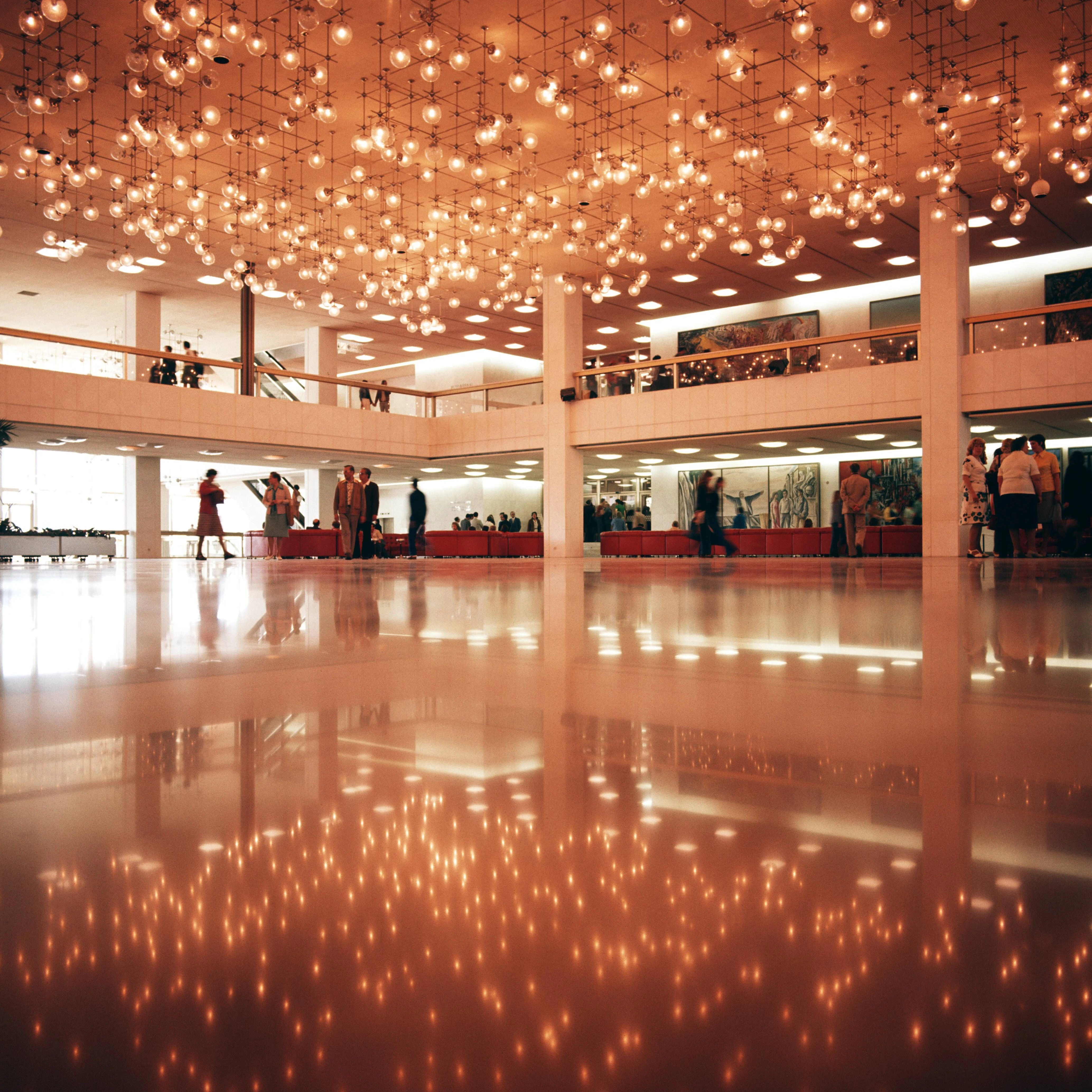 Lampen spiegeln sich im Fußboden im Palast der Republik.