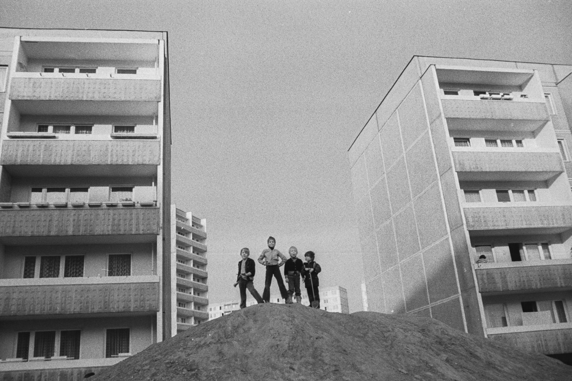 Es scheint, als stünden diese vier Jungs bereit, ihr Castle in Marzahn zu verteidigen. Die Aufnahme entstand 1980. Ein Jahr zuvor wurde der Bezirk Marzahn gegründet.