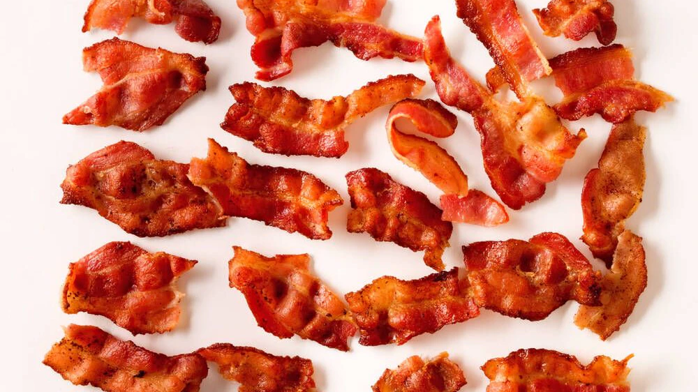 Wer kein Hähnchen mag, nimmt für den Schichtsalat knusprigen Bacon. Der verleiht dem Rezept das besondere Etwas.
