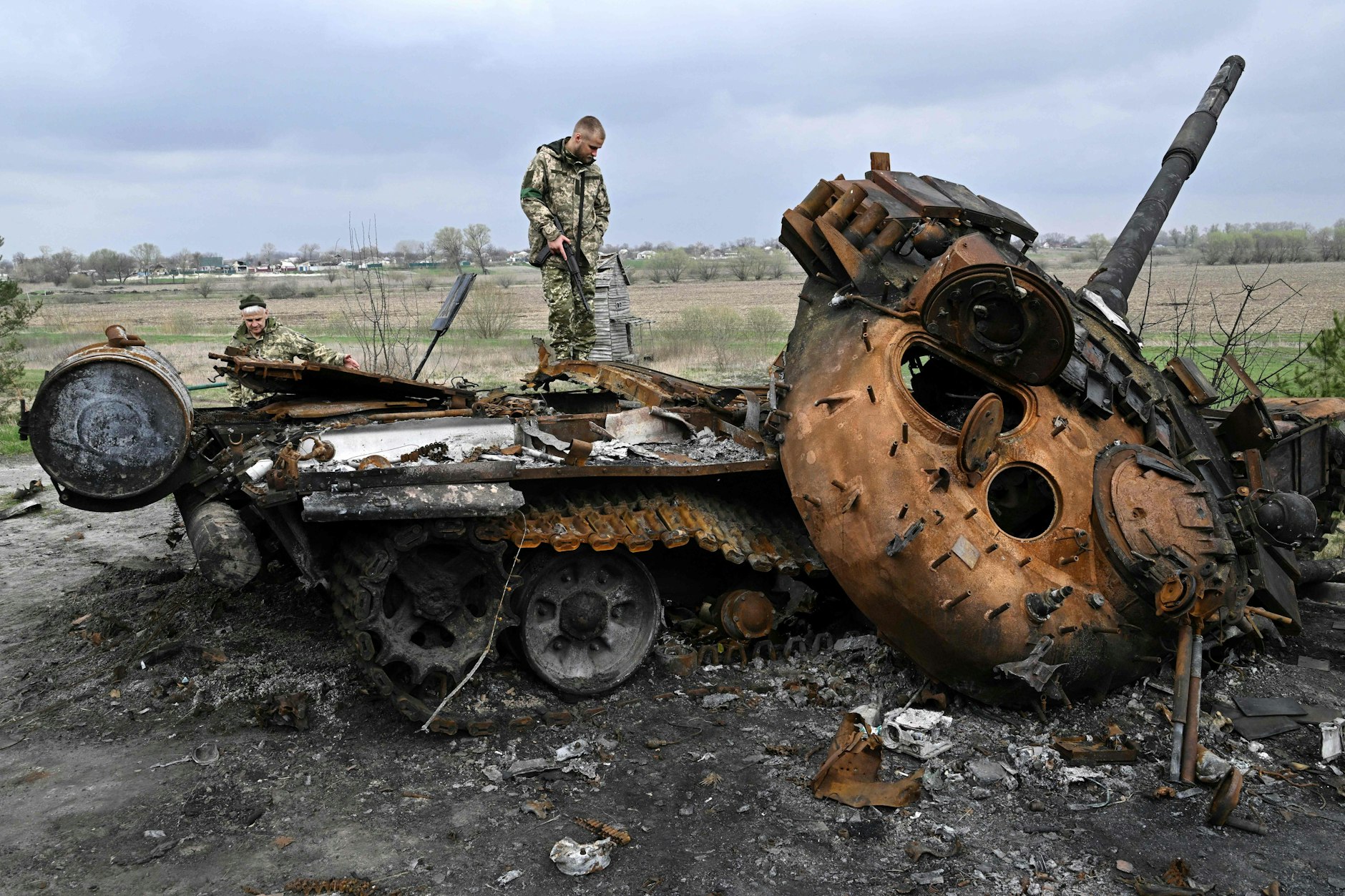 Ein ukrainischer Soldat auf einem zerstörten russischen Panzer in Rusaniv, ein Dorf nahe Kiew.