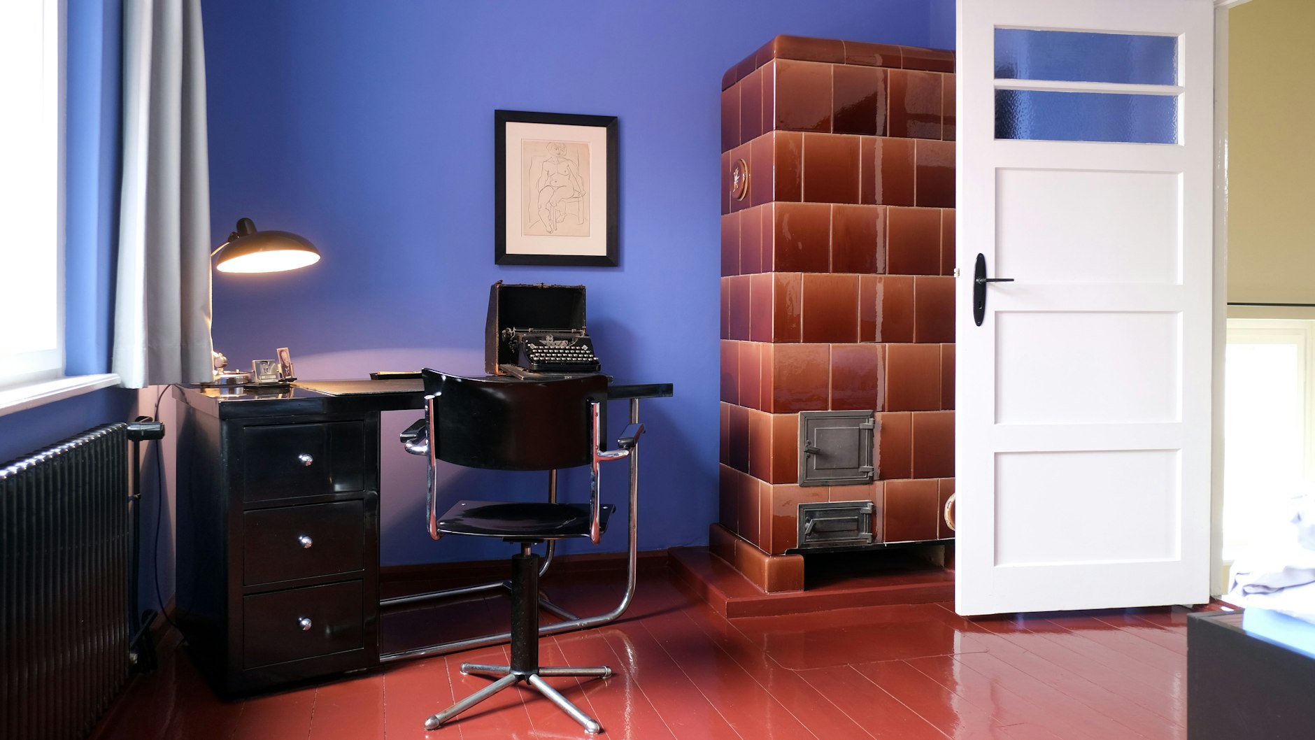 Blick in den Wohnraum von „Tautes Heim“. Ein Ehepaar hat das Einfamilienhaus in der Hufeisensiedlung mit Möbeln der 1920er- und 1930er-Jahre eingerichtet.