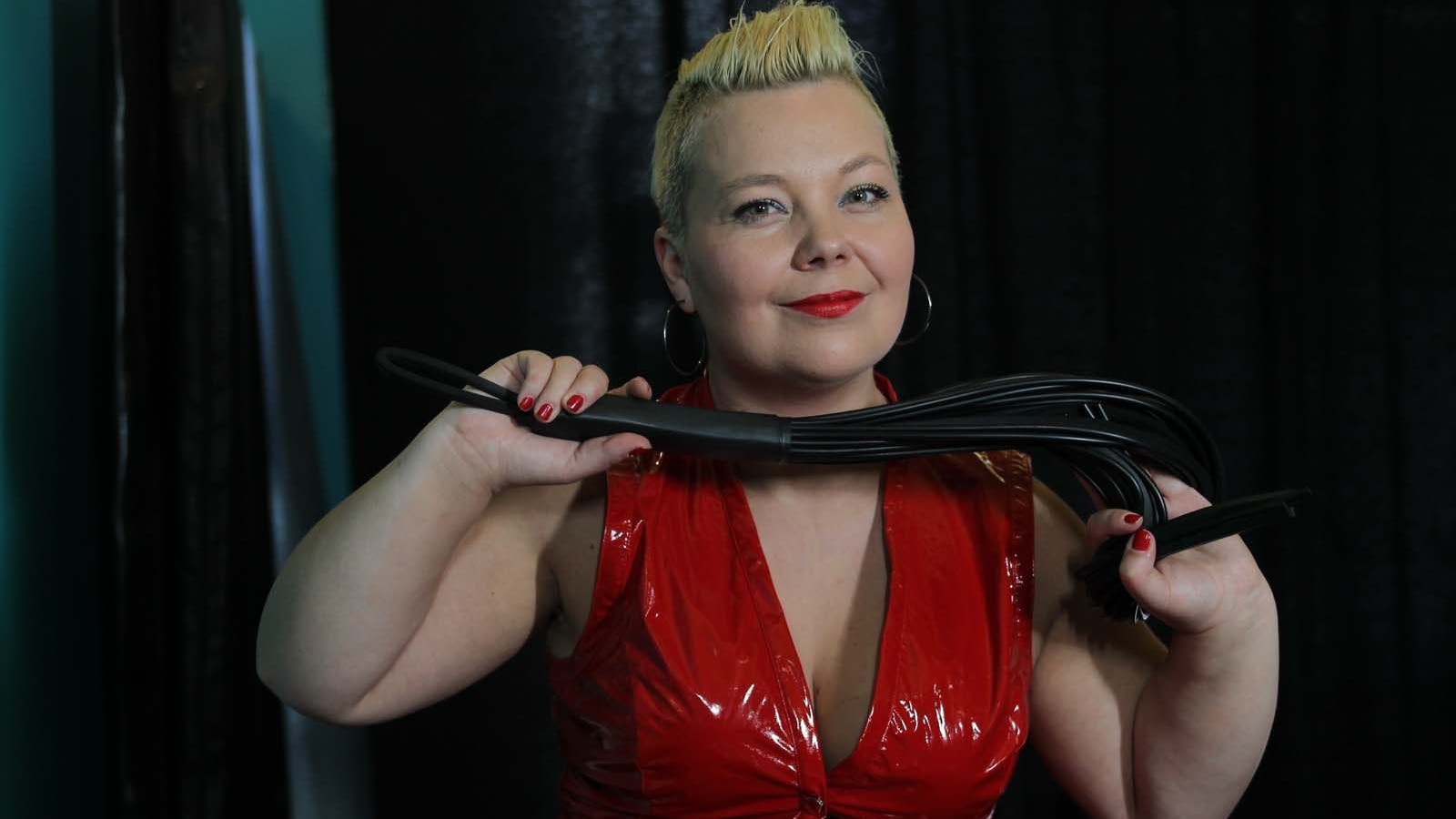 Domina Lady Susan zeigt und sagt ihren Kunden seit zwölf Jahren, wo es langgeht.