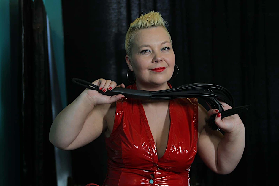 Domina Lady Susan zeigt und sagt ihren Kunden seit zwölf Jahren, wo es langgeht.