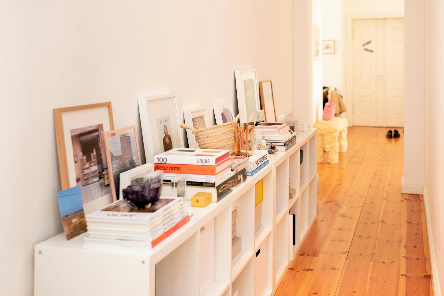 Erbstücke, moderne Kunst, Souvenirs, skandinavischem Design: Ihre Wohnung begreift Raiss als Moodboard.