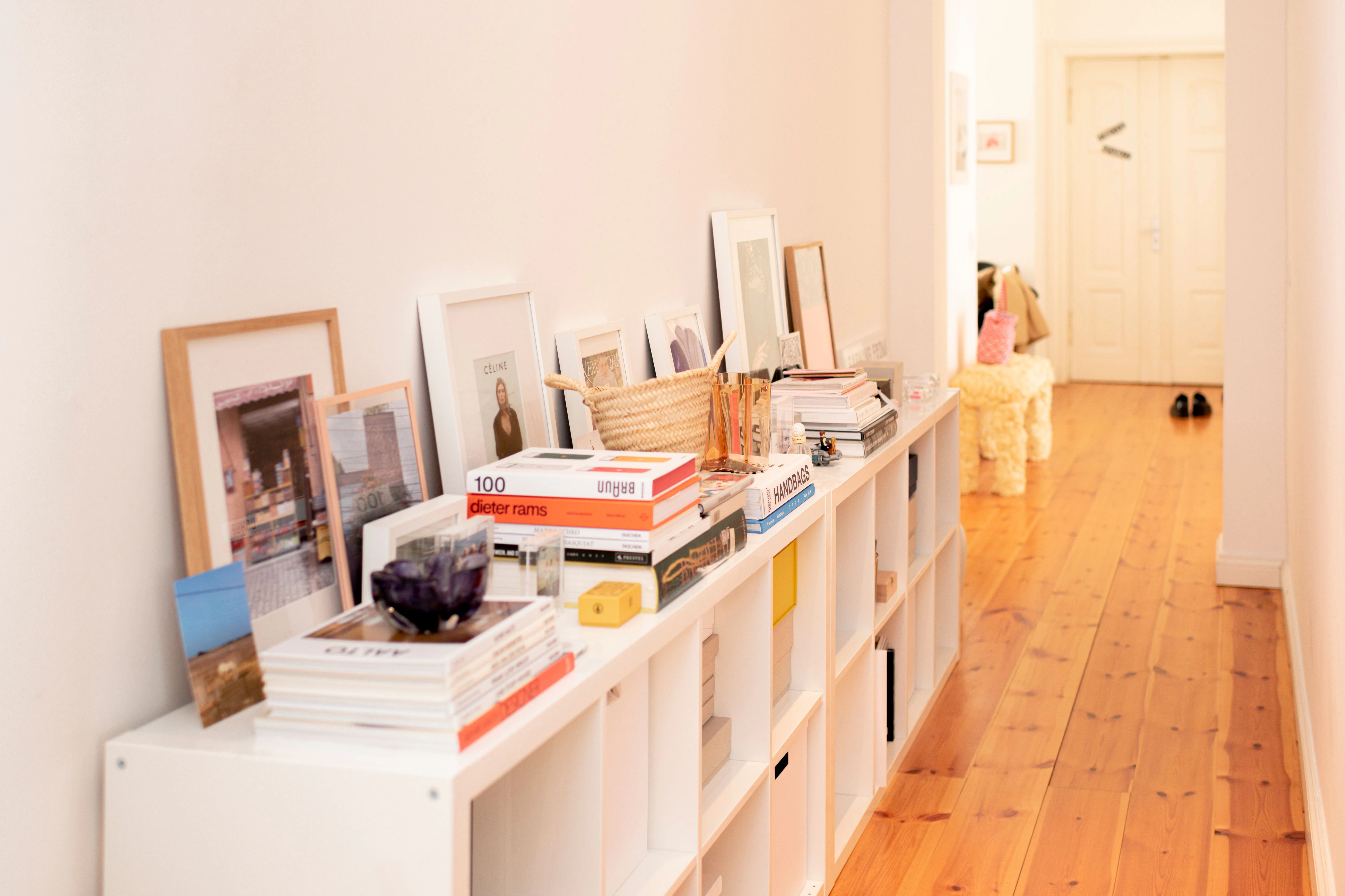 Erbstücke, moderne Kunst, Souvenirs, skandinavischem Design: Ihre Wohnung begreift Raiss als Moodboard.
