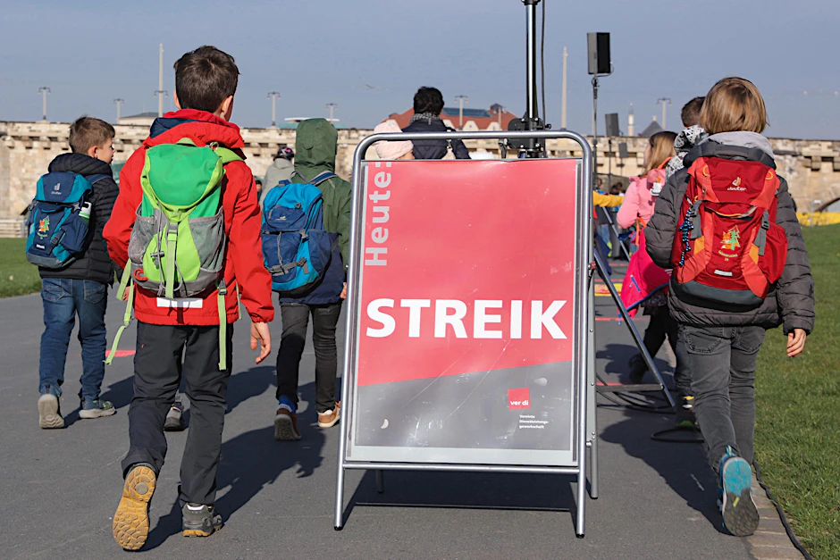 Der Streit geht weiter: Wie hier am 14. April beim Kita-Warnstreik in Dresden wird nach dem 01. Mai wieder gestreikt