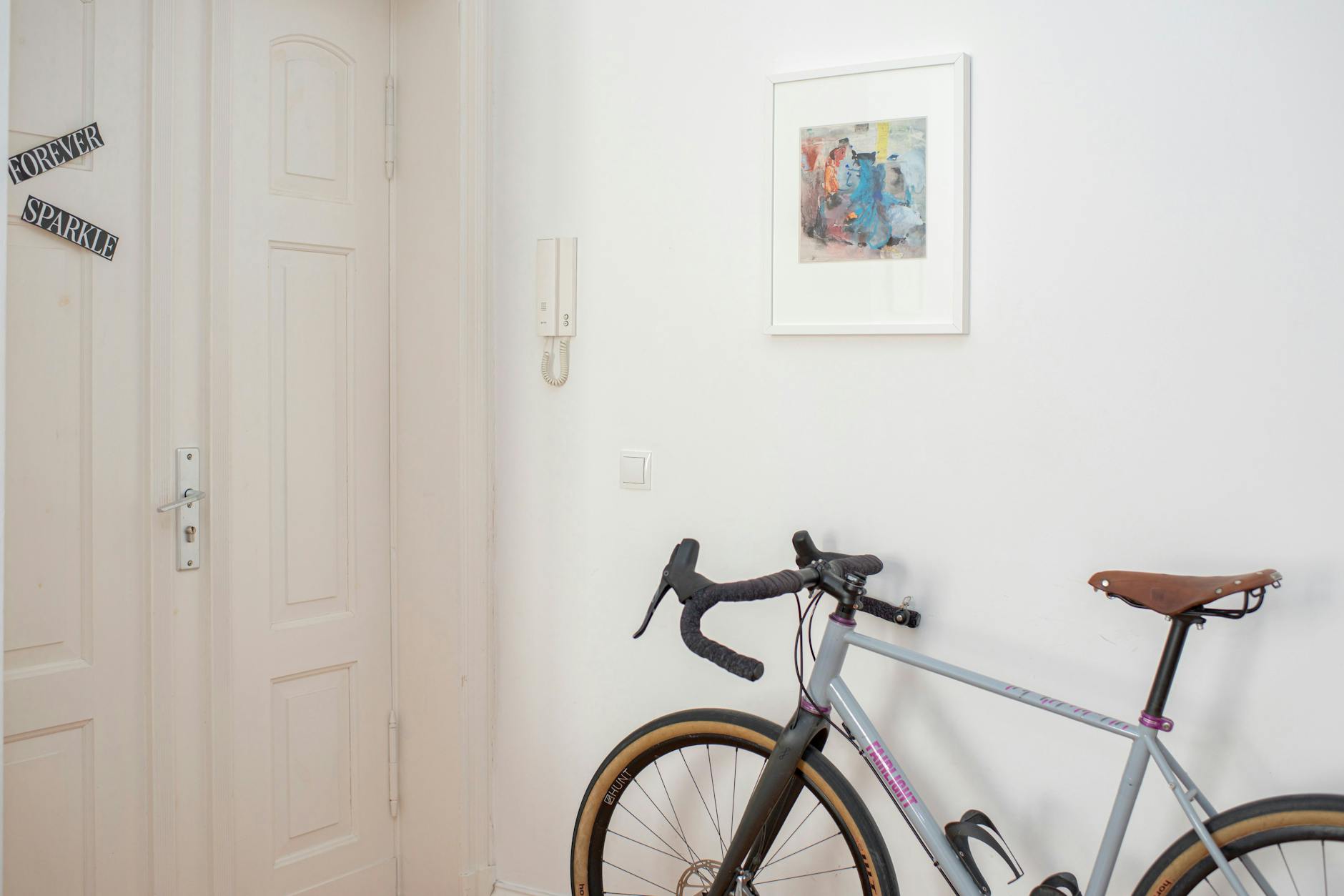 Über dem Fahrrad im Flur hängt ein Gemälde ihres Großvater Werner Diez, der Maler und Bildhauer war.