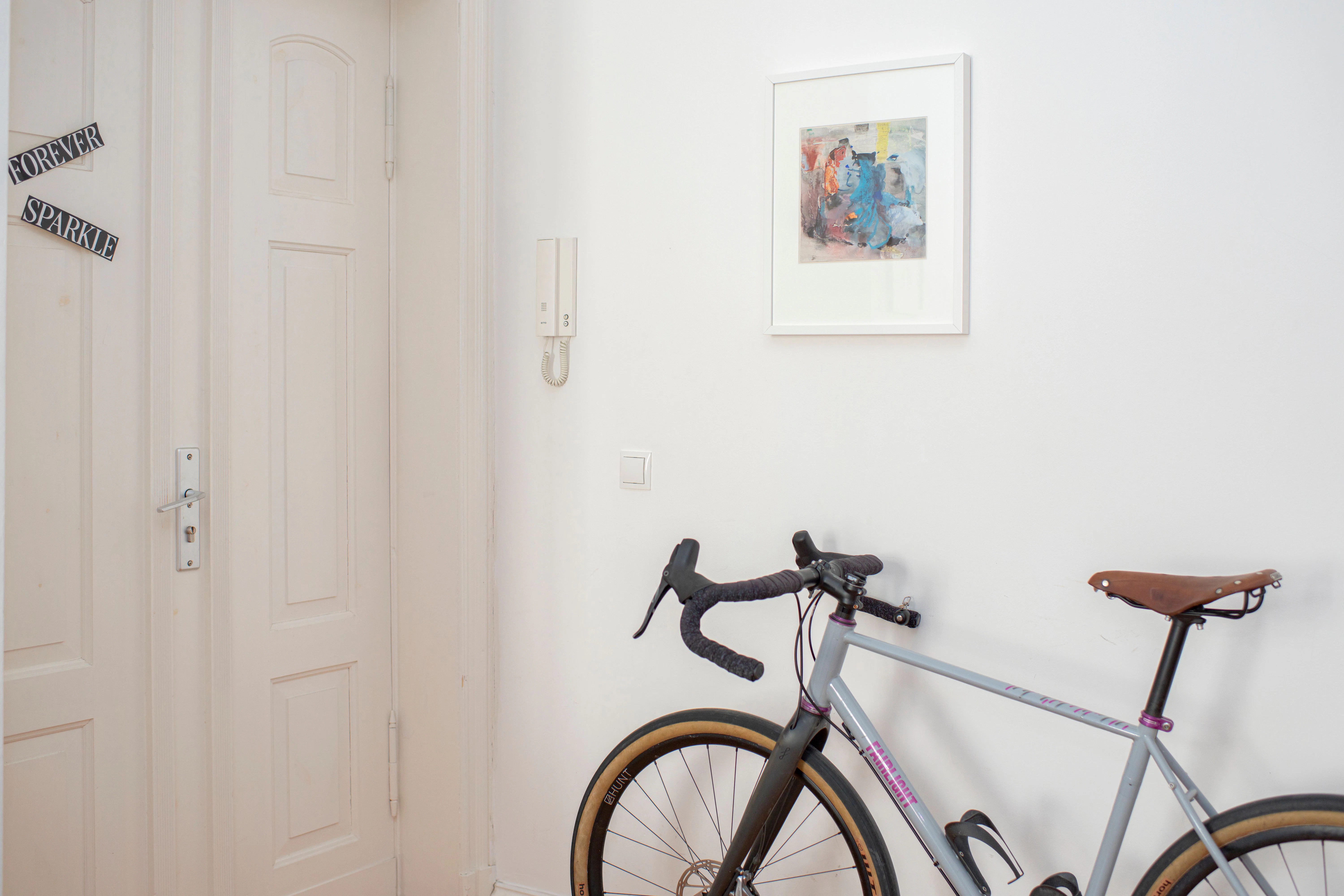 Über dem Fahrrad im Flur hängt ein Gemälde ihres Großvater Werner Diez, der Maler und Bildhauer war.