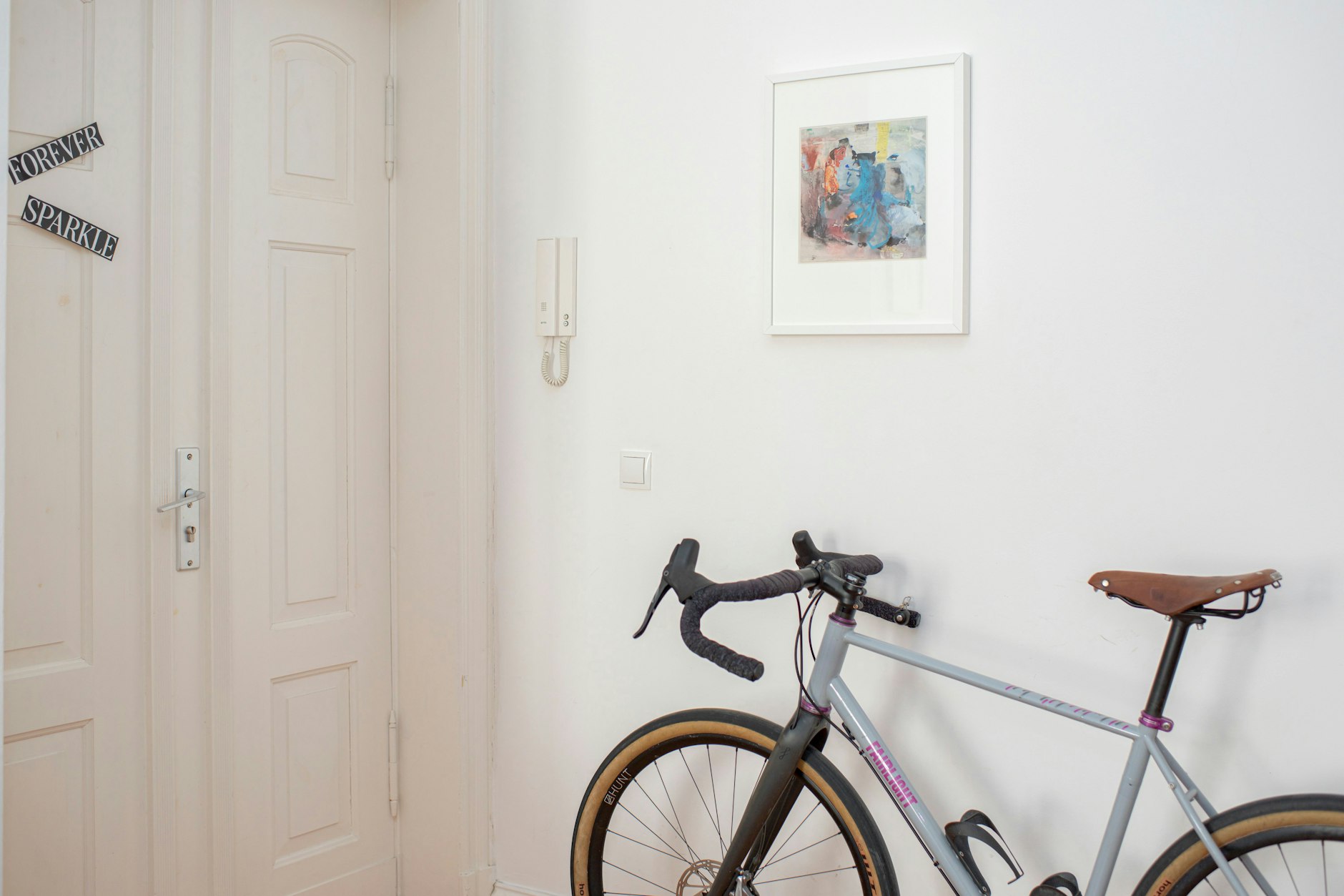 Über dem Fahrrad im Flur hängt ein Gemälde ihres Großvater Werner Diez, der Maler und Bildhauer war.