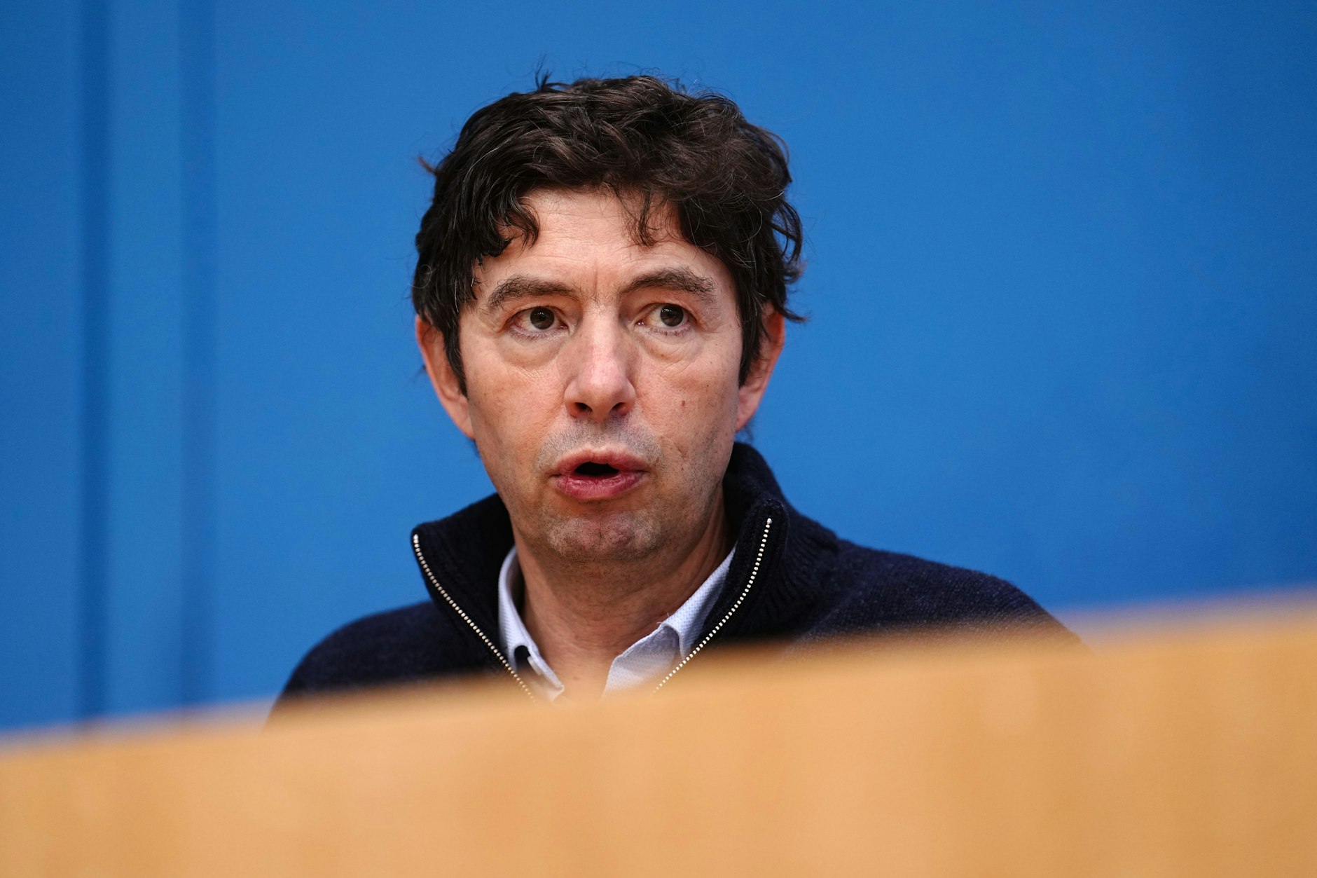 Charité-Chefvirologe Drosten zieht sich aus der Kommission zur wissenschaftlichen Beurteilung der staatlichen Corona-Beschränkungen in Deutschland zurück.