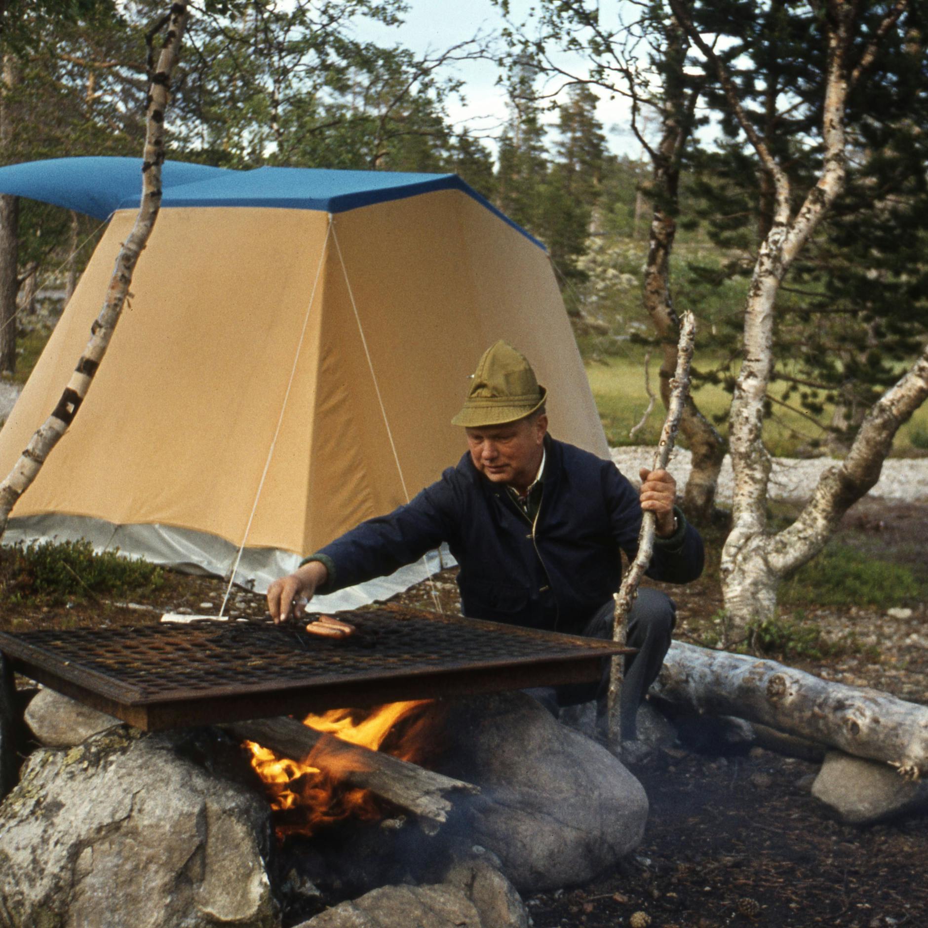 Eigentlich eine gesellige Sache: Kein einsames Würstchen, sondern Gemüse und Fleisch mit den Nachbarn grillen.