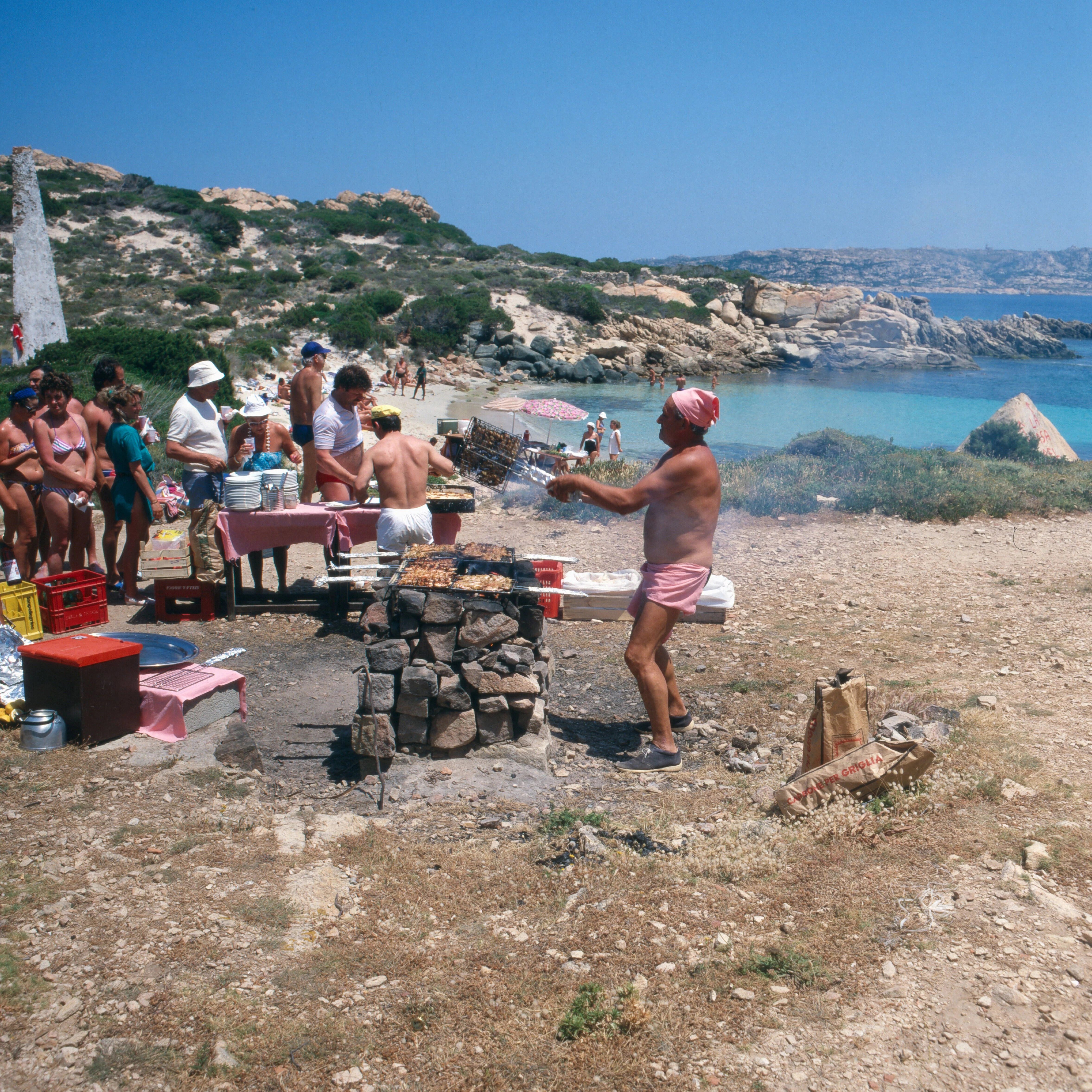 Im Tiergarten oder auf Balkonien: Noch ist es dort nicht so heiß wie auf Sardinien, aber angrillen kann man ja trotzdem schon mal.