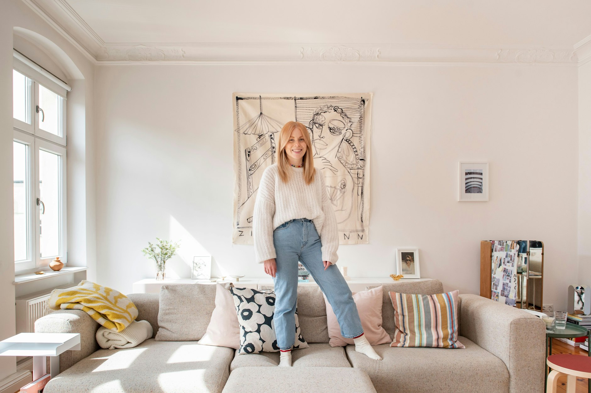 Die Modedesignerin in ihrem Spielzimmer: Häufig nutzt Raiss ihre Wohnung als Shooting- oder Arbeitsplatz.