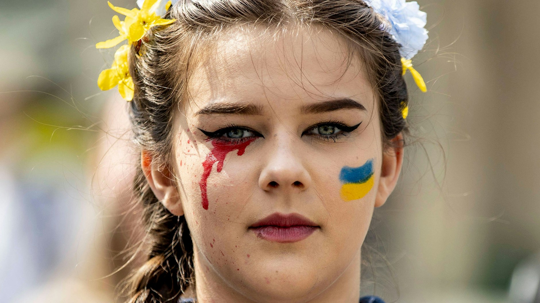 Eine Demonstrantin auf einer pro-ukrainischen Demo in Düsseldorf.