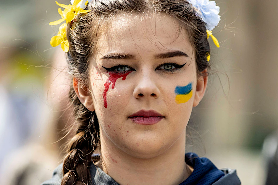 Eine Demonstrantin auf einer pro-ukrainischen Demo in Düsseldorf.