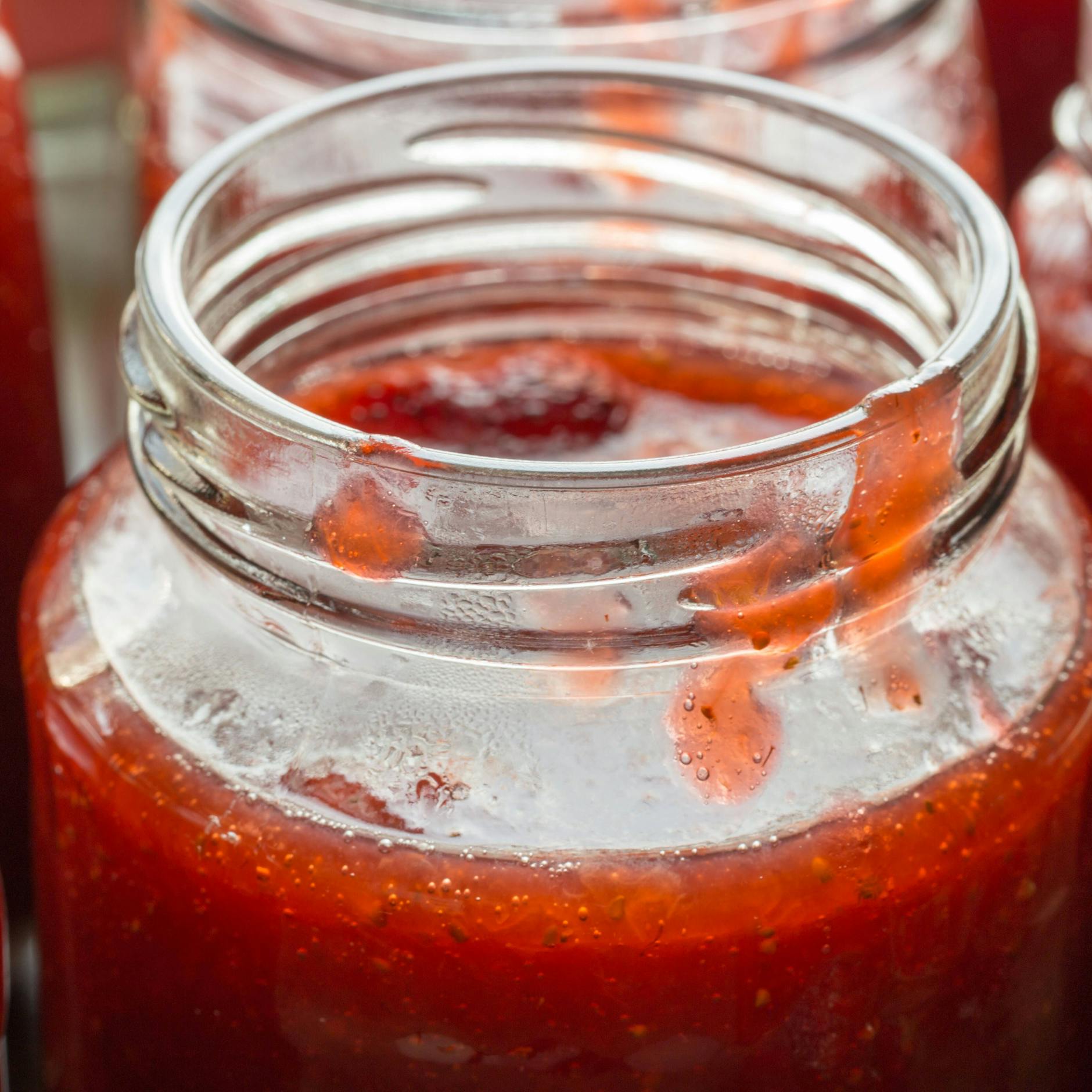 Wenn Sie Erdbeermarmelade selber herstellen, ist sie sicher vegan.