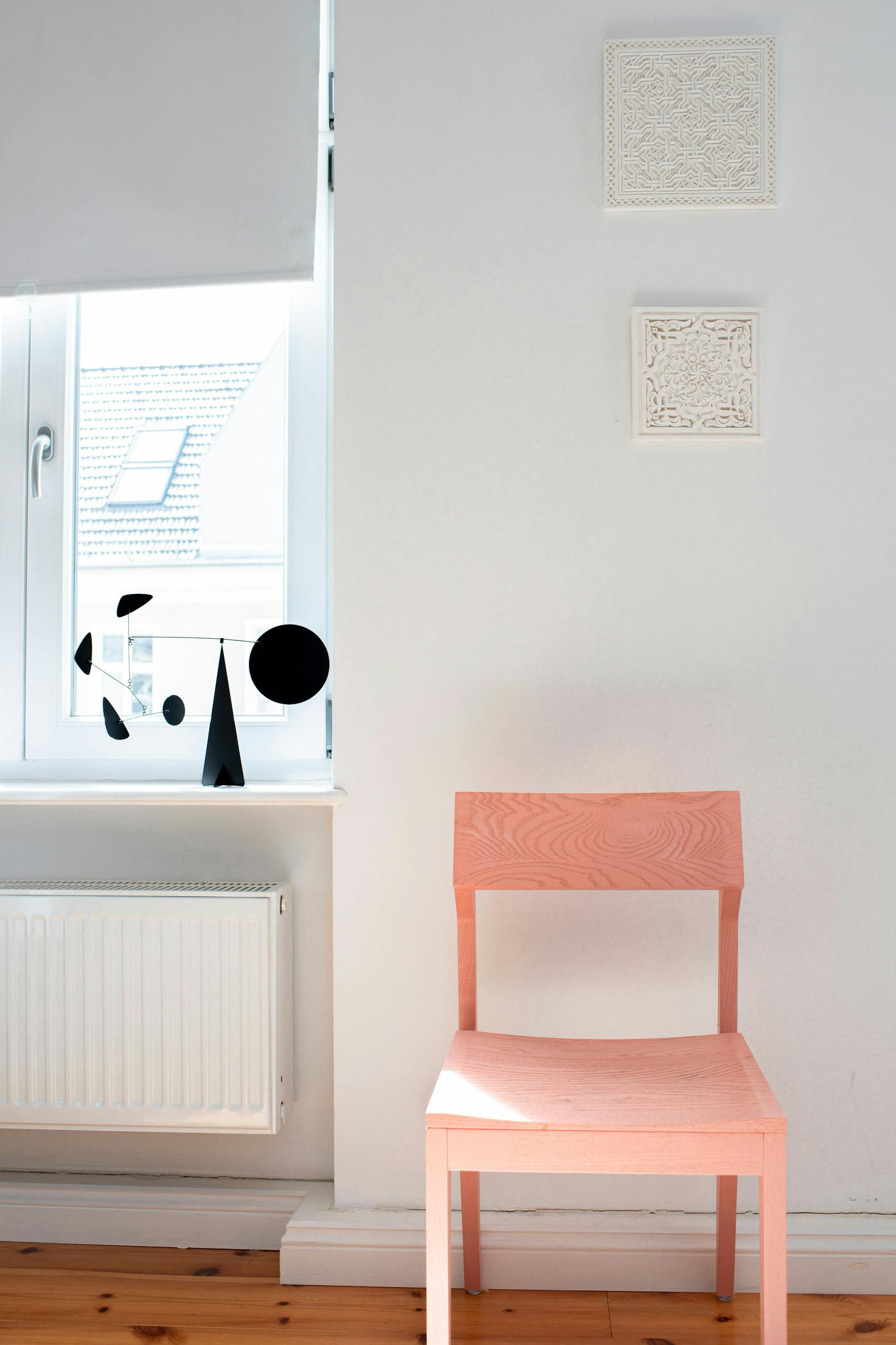 Das Modell entspricht einem kinetischen Werk von Alexander Calder.