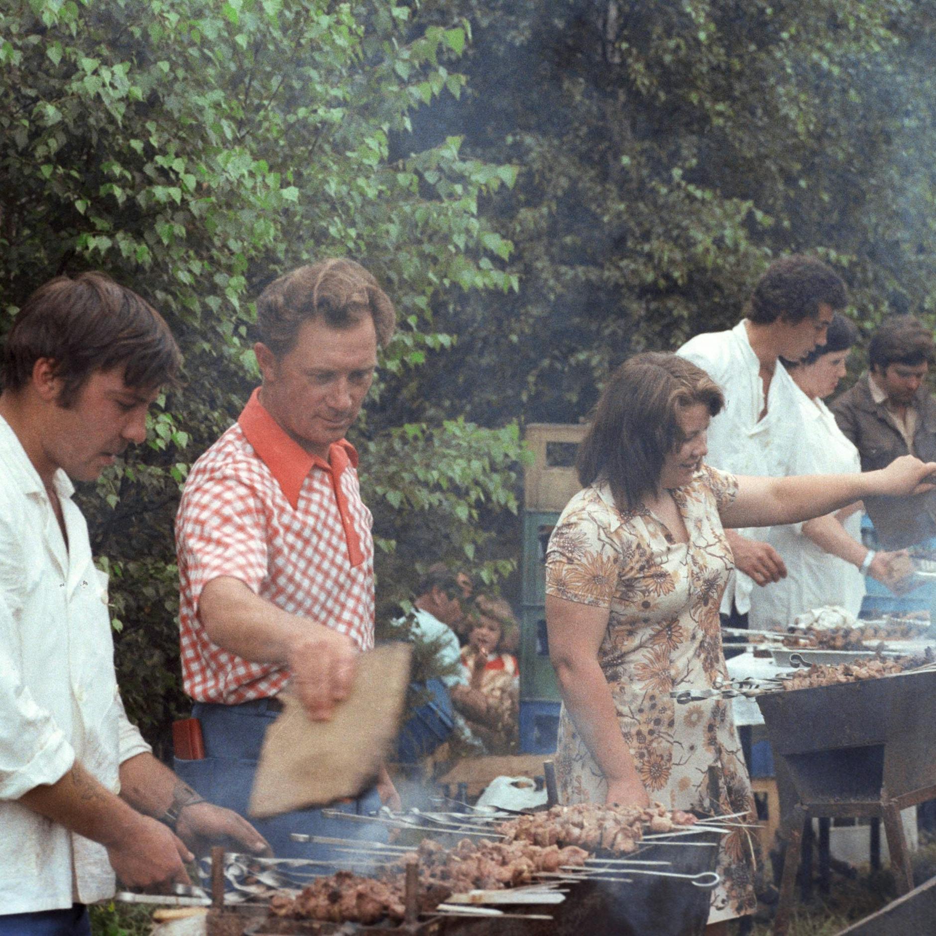 Auch ein Kosmonaut hat irdische Wünsche: DDR-Raumfahrer (erster Deutscher im Weltall) Sigmund Jähn beim Grillen von Schaschlikspießen.