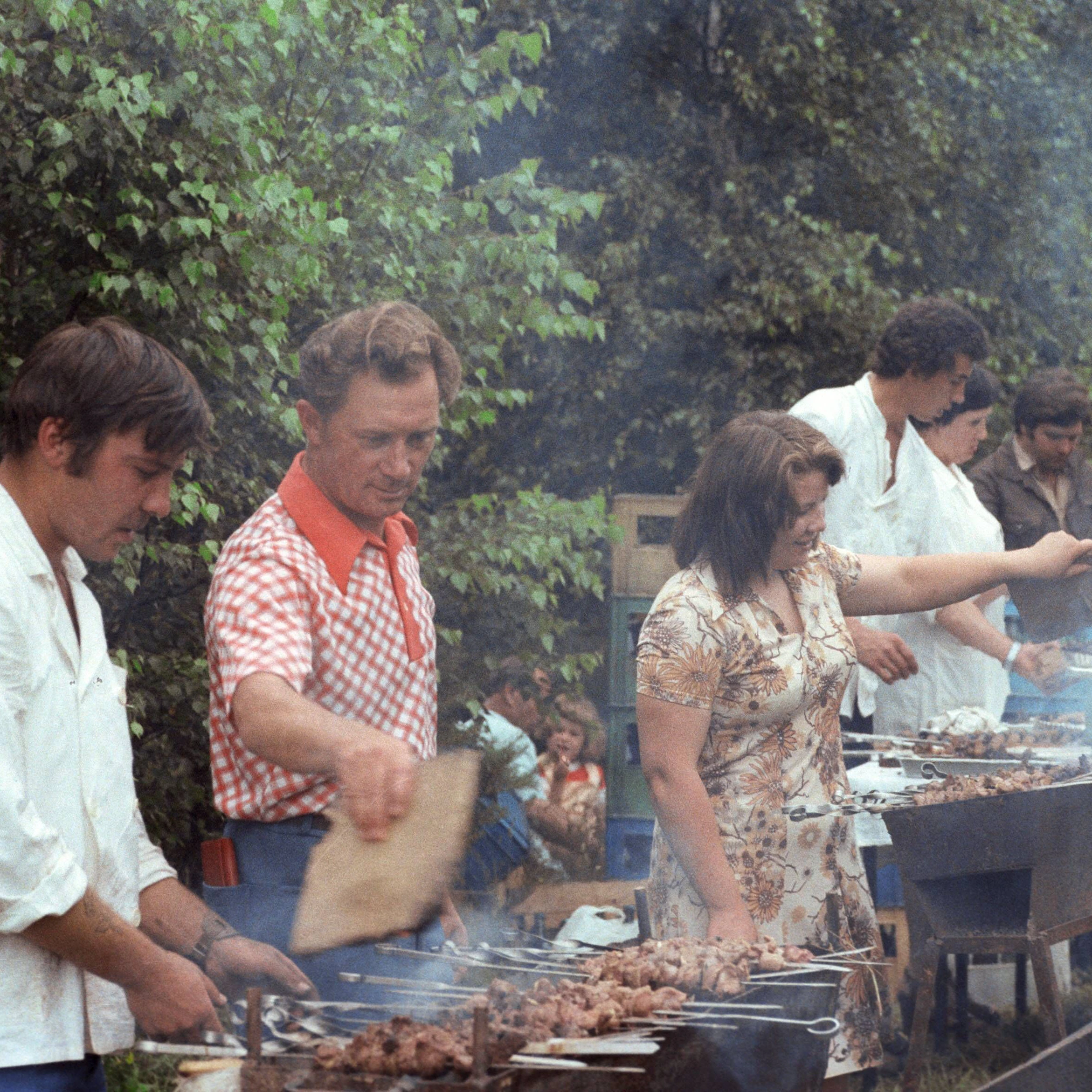 Auch ein Kosmonaut hat irdische Wünsche: DDR-Raumfahrer (erster Deutscher im Weltall) Sigmund Jähn beim Grillen von Schaschlikspießen.