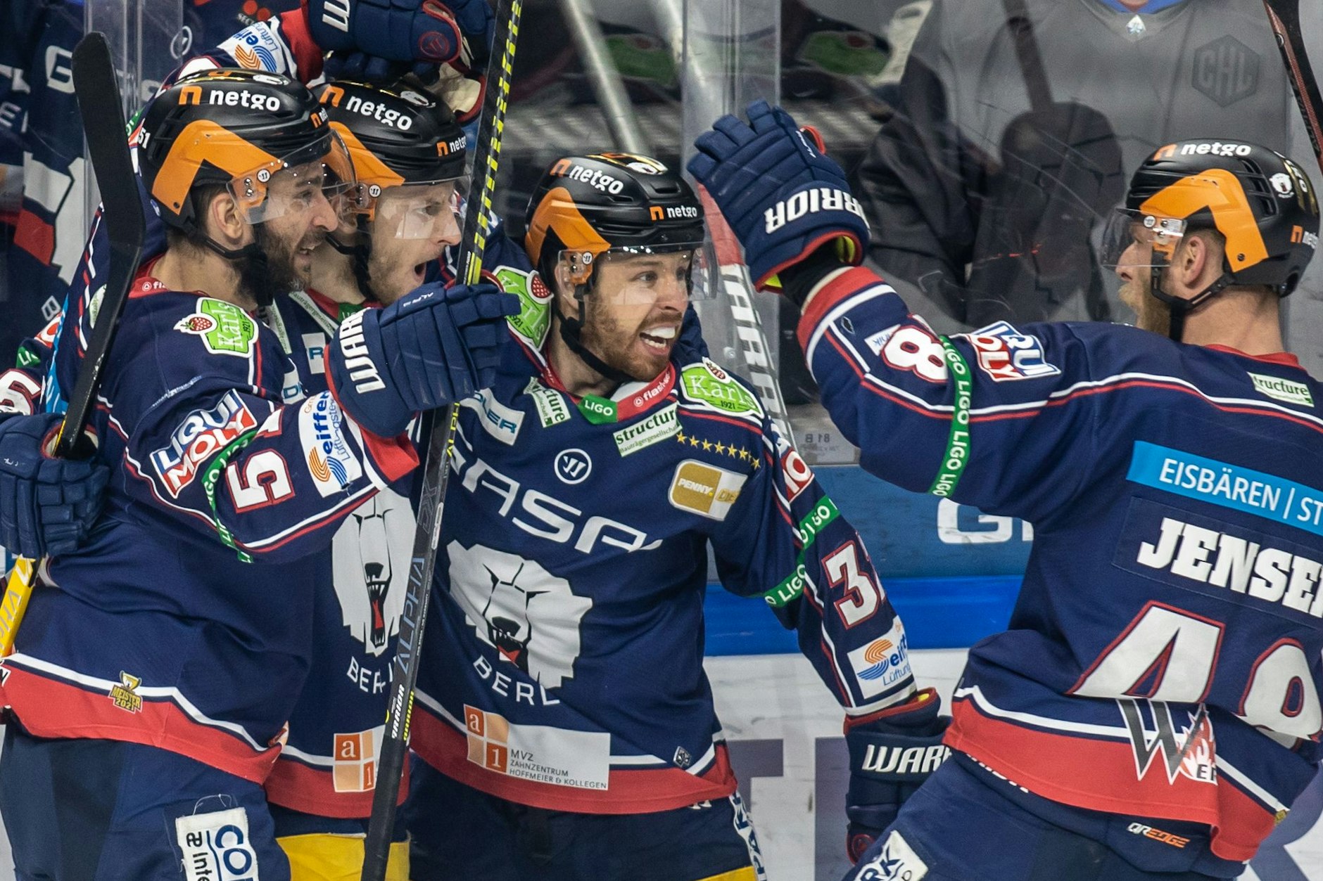 Was für ein Jubel: Manuel Wiederer feiert sein 1:0 im fünften Halbfinale gegen Mannheim mit Frans Nielsen (l.), Kevin Clark (2.v.r.) und Nicholas Jensen (r.).