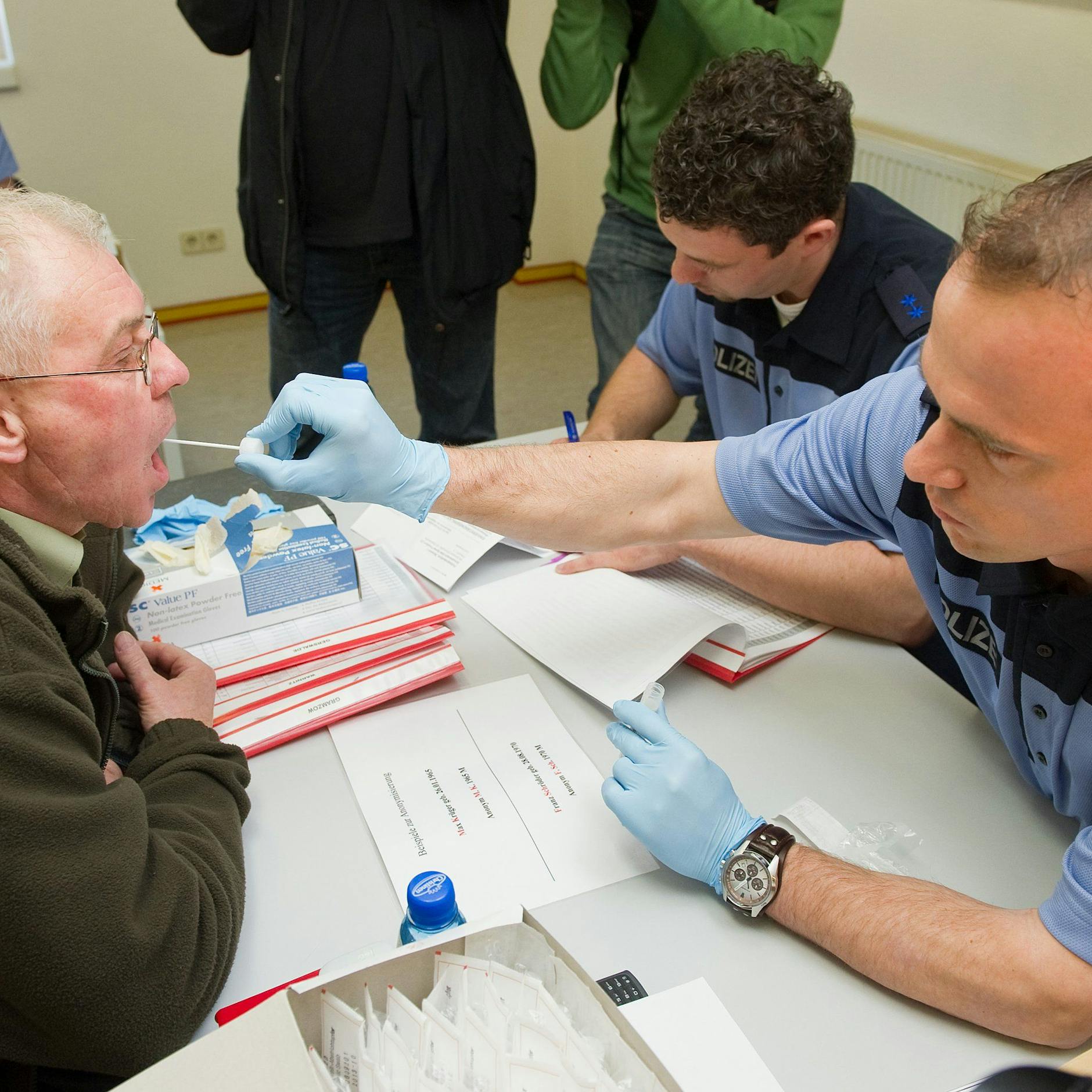 Ende März 2011 findet in der Uckermark der bis dahin größte Massengentest statt. Hunderte Männer geben eine Speichelprobe ab.