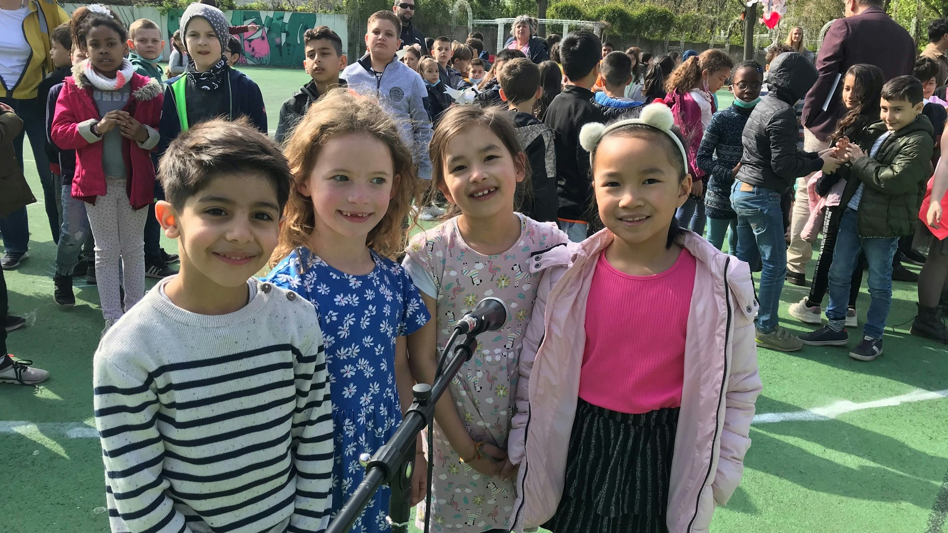 Kinder der Mierendorff-Grundschule haben das Lied „Kleine weiße Friedenstaube“ geübt:&nbsp; Adem, Zoe, Jolien, und Milene (v.l.)