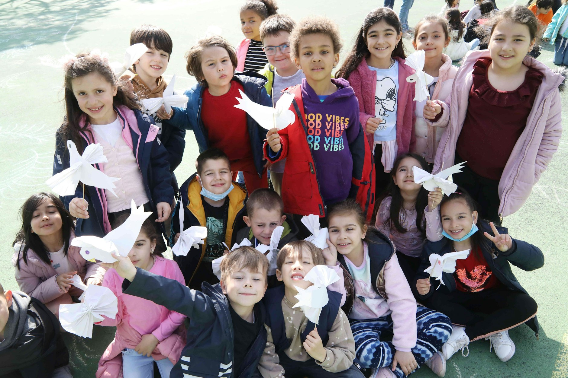 Die Kinder der Mierendorff-Grundschule singen das Lied von der Friedenstaube.