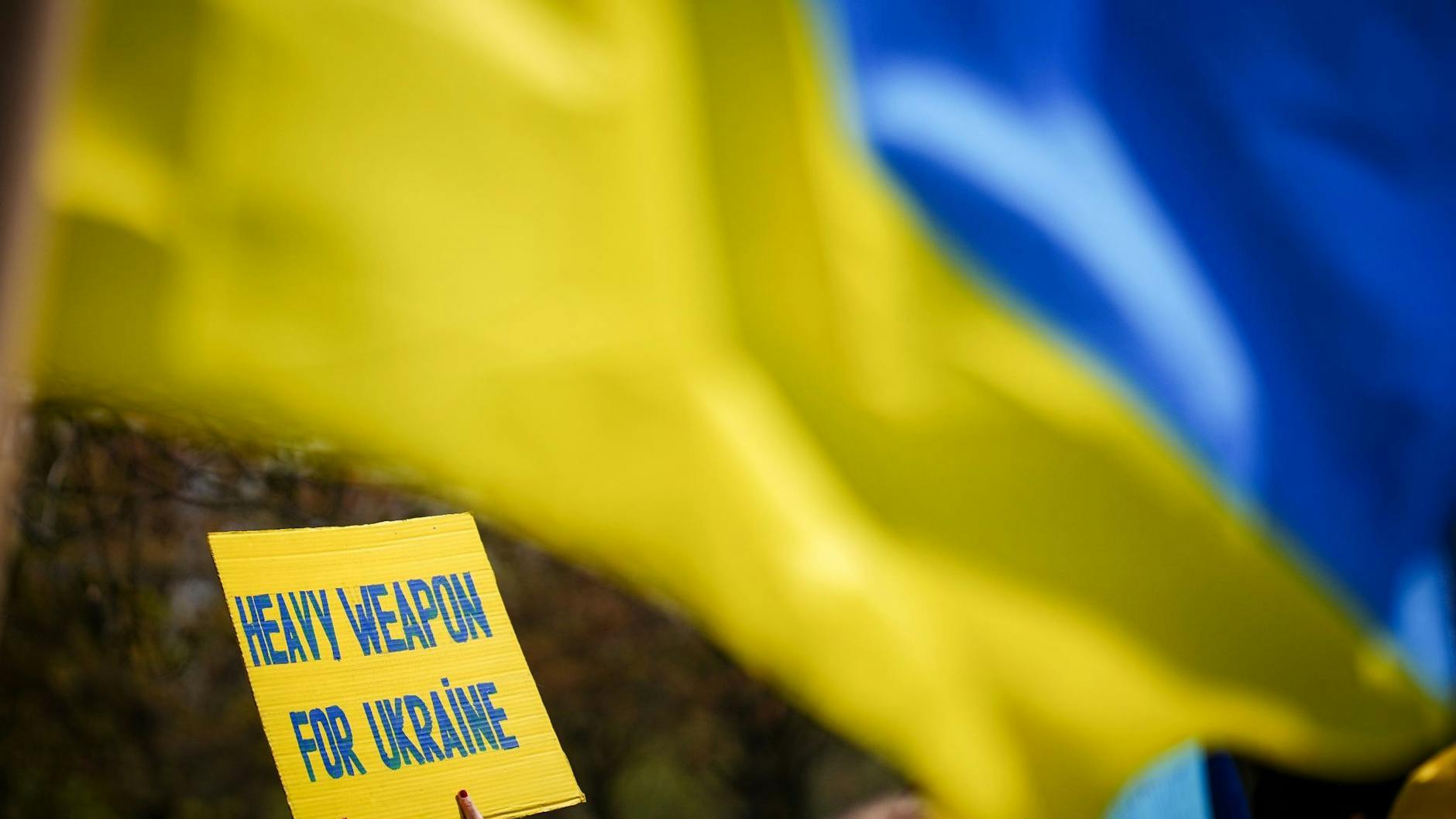 Schon lange gefordert: Schwere Waffen für die Ukraine. Demonstration vor dem Bundeskanzleramt in Berlin am 25. April.